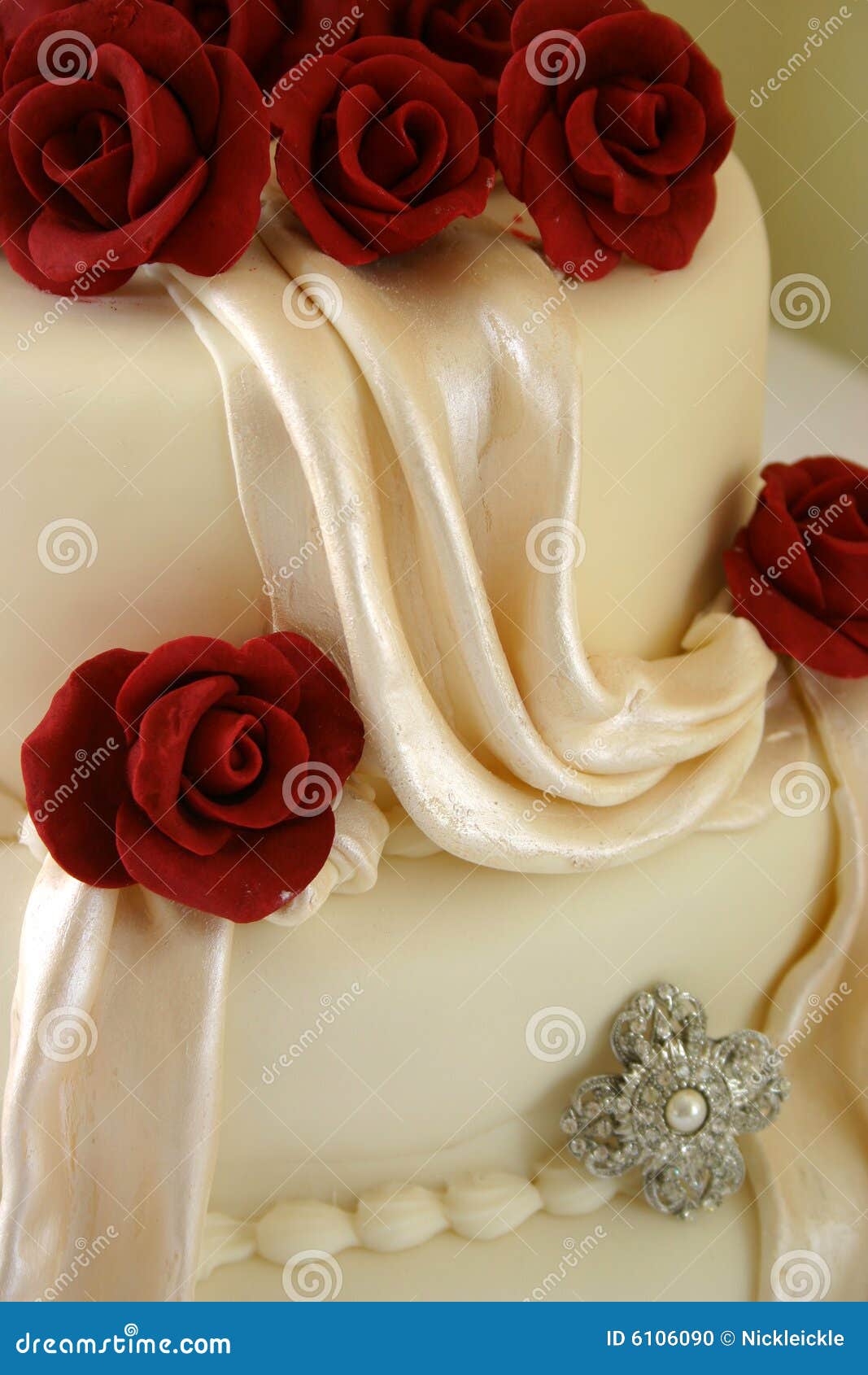 Bolo De Casamento Do Marfim Do Vintage Com Rosas Imagem de Stock - Imagem  de jogo, flor: 98852881