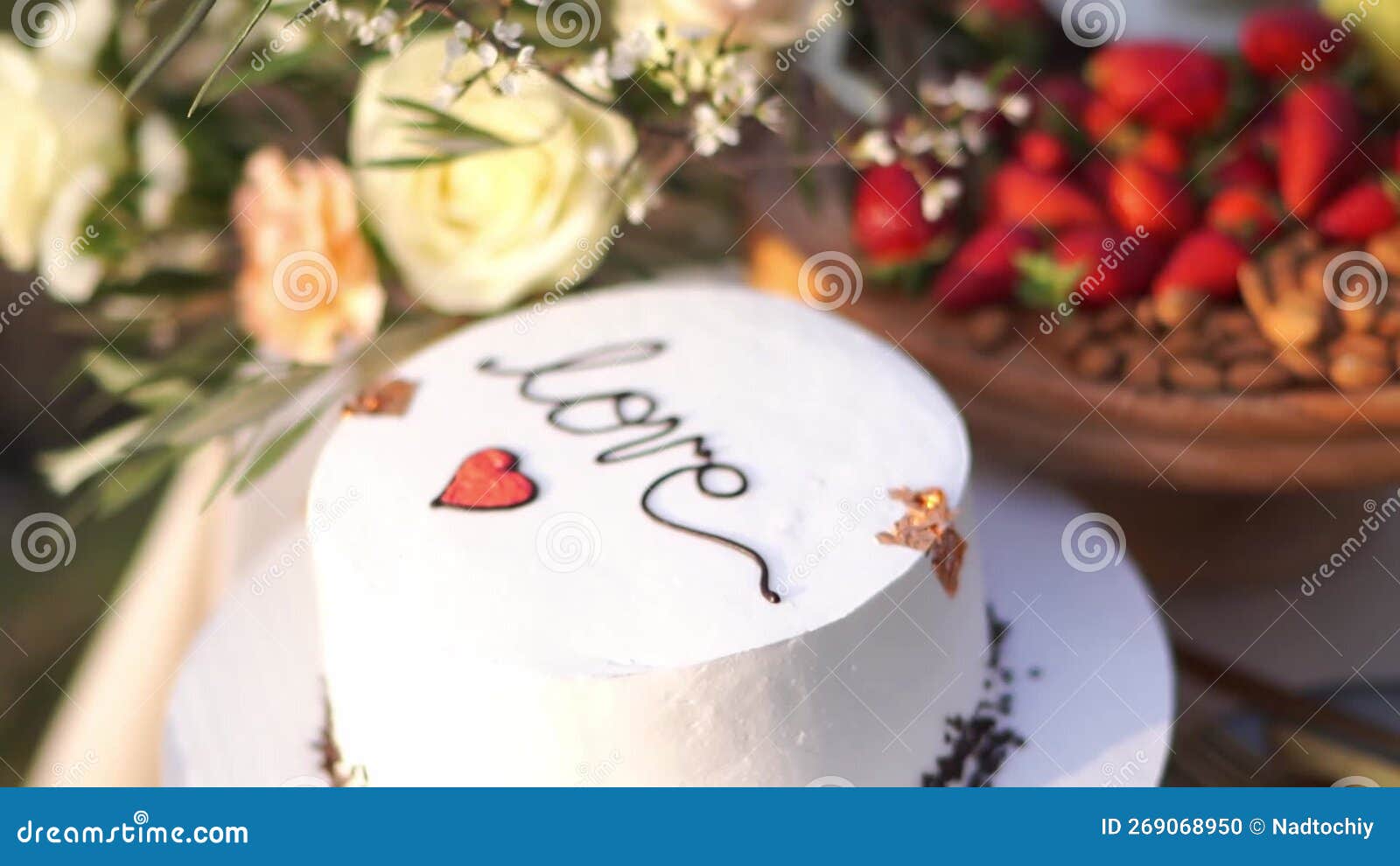 Bolo De Casamento - Jogo Acabado Foto de Stock - Imagem de adversidade,  conter: 179854596