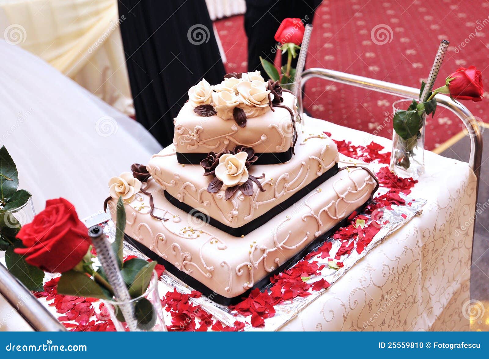 Bolo De Casamento Rosa Delicado Com Rosas E Lindas Flores Frescas Naturais  E Lírios Como Colocar Flores Frescas Em Um Bolo De but Foto de Stock -  Imagem de detalhes, flor: 169198006