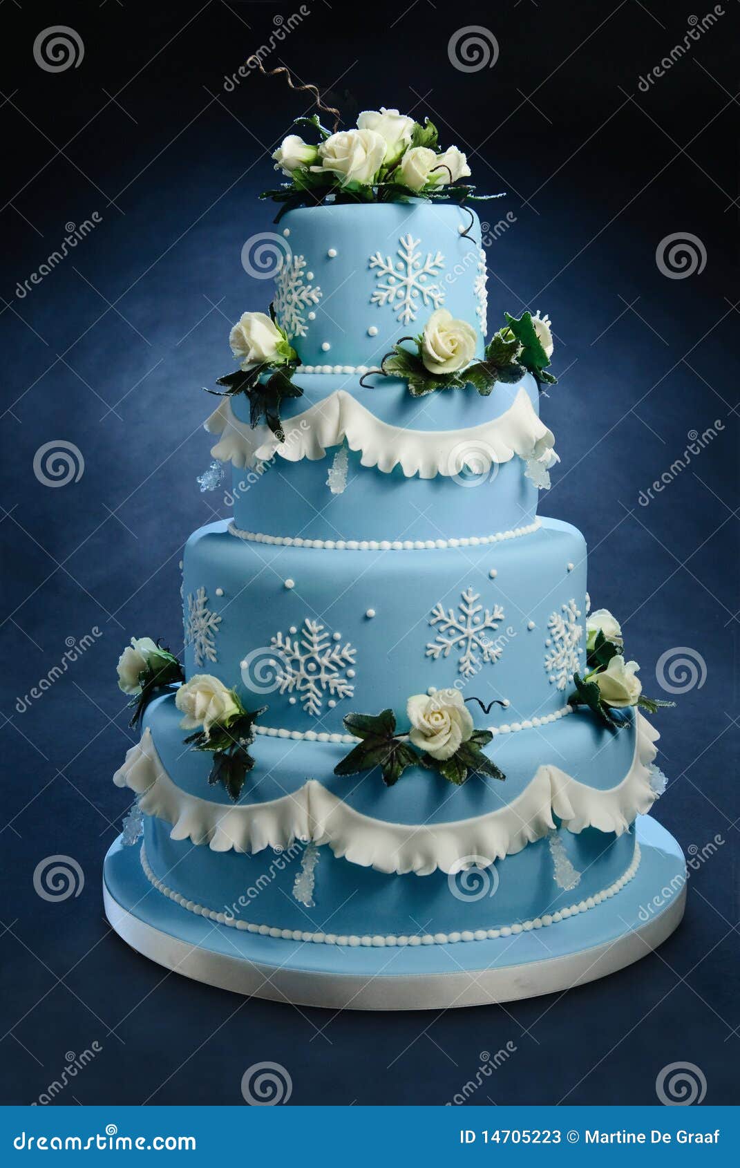 Feminino mão decorando o bolo de aniversário de casamento flor rosa no  carrinho.