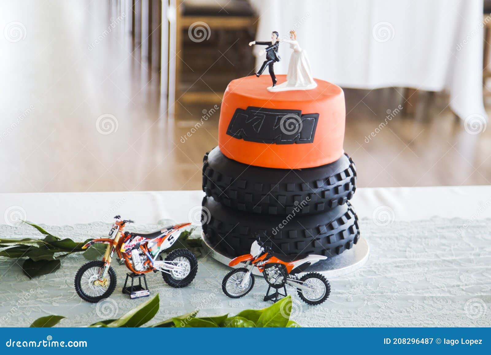 Bolo De Casamento Em Forma De Pneus E Com a Marca E As Cores