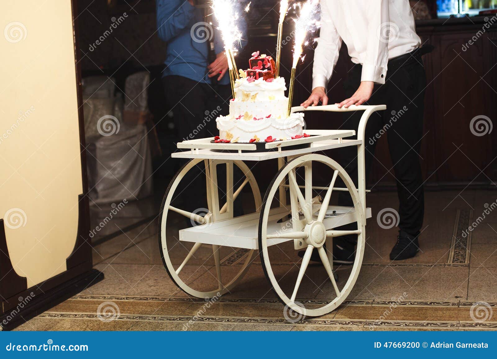 Bolo De Casamento - Jogo Acabado Foto de Stock - Imagem de adversidade,  conter: 179854596