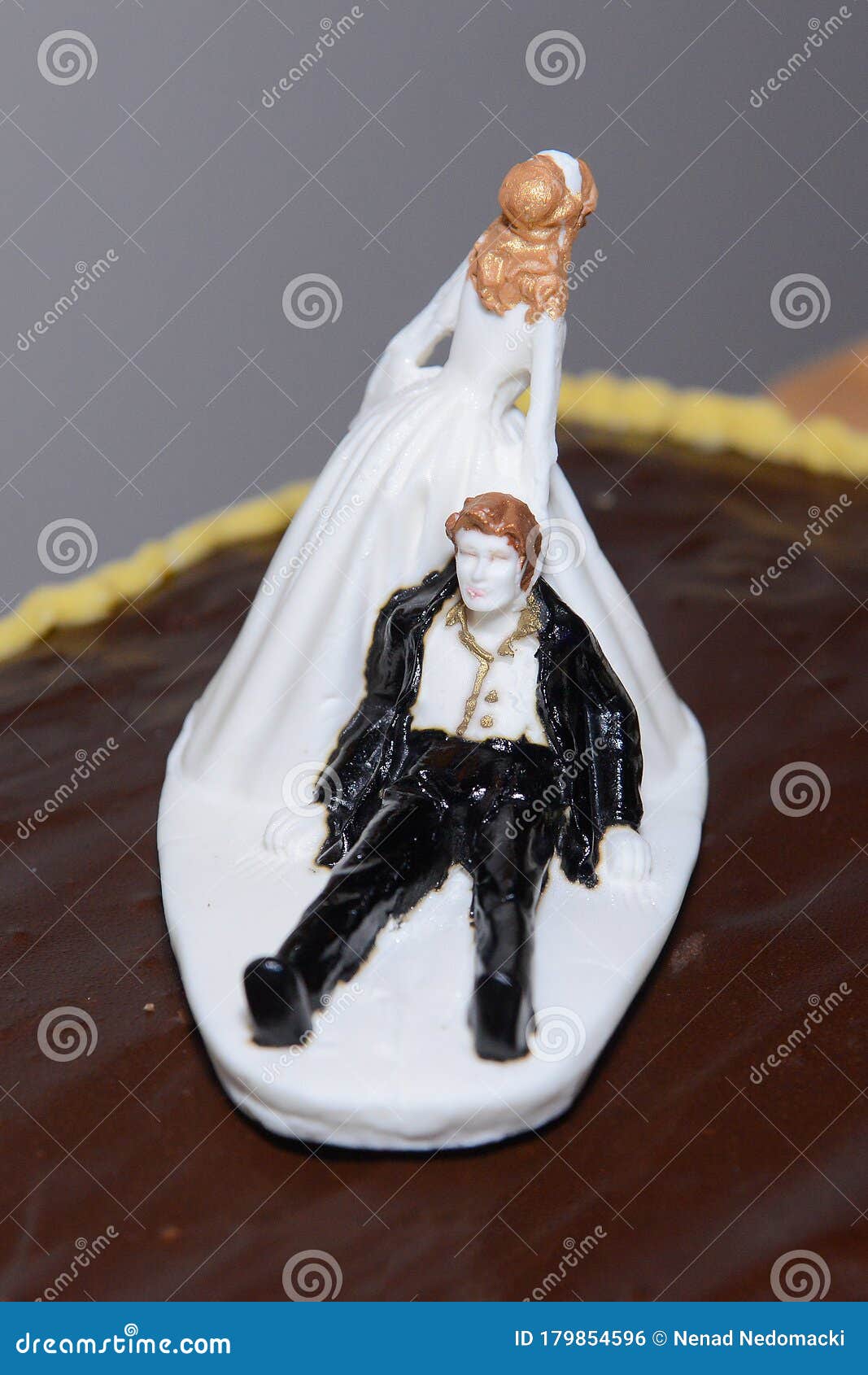 Foto de Bolo De Casamento Fim De Jogo e mais fotos de stock de Bolo de  Casamento - Bolo de Casamento, Adulto, Adversidade - iStock