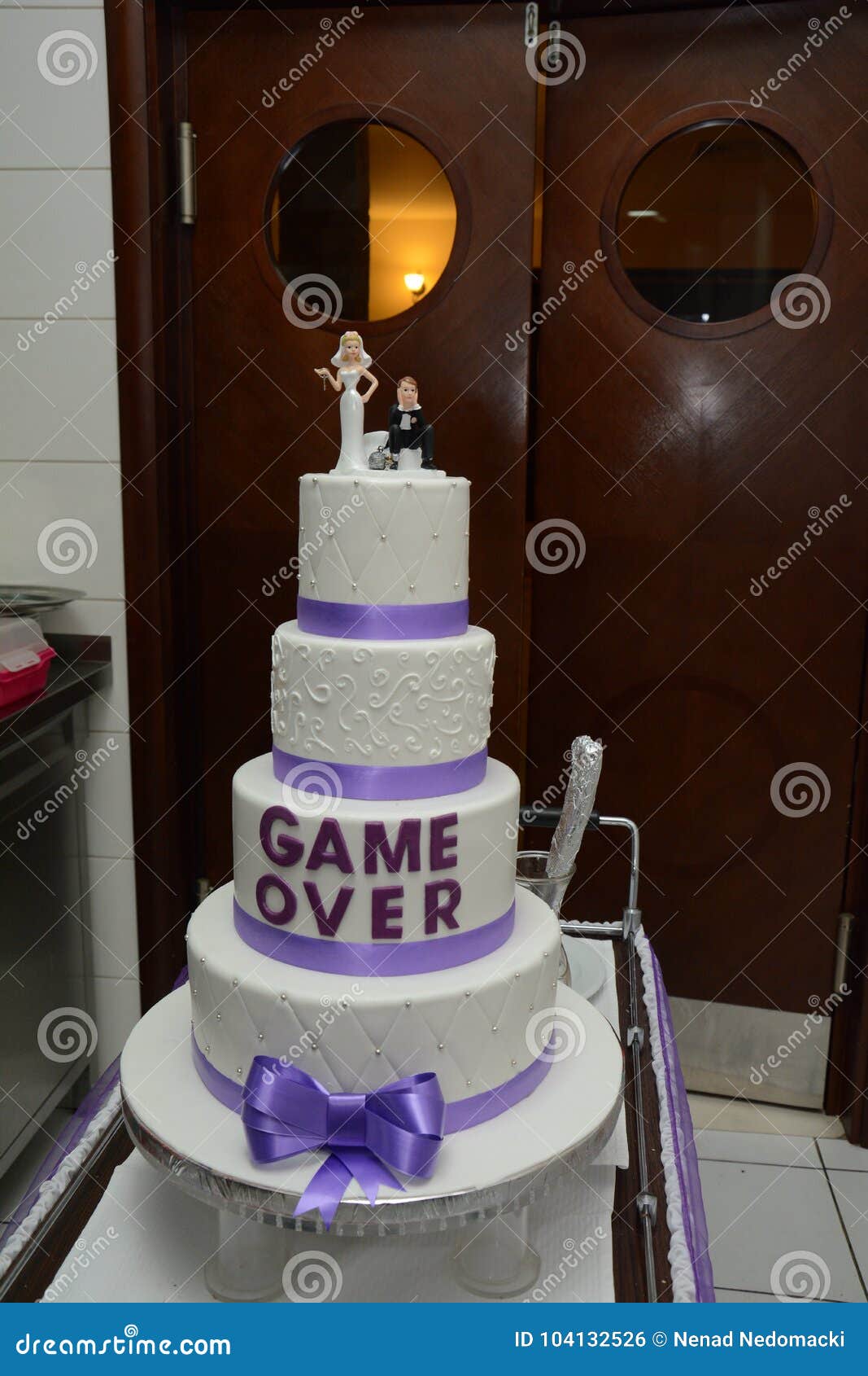 Bolo De Casamento - Jogo Sobre Foto de Stock - Imagem de adulto, machos:  104132526