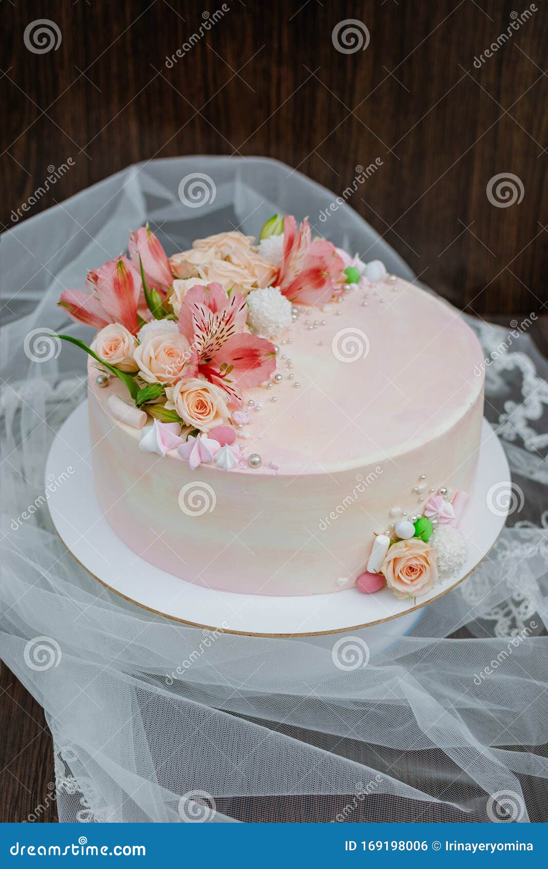 Bolo De Casamento Rosa Delicado Com Rosas E Lindas Flores Frescas Naturais  E Lírios Como Colocar Flores Frescas Em Um Bolo De but Foto de Stock -  Imagem de detalhes, flor: 169198006