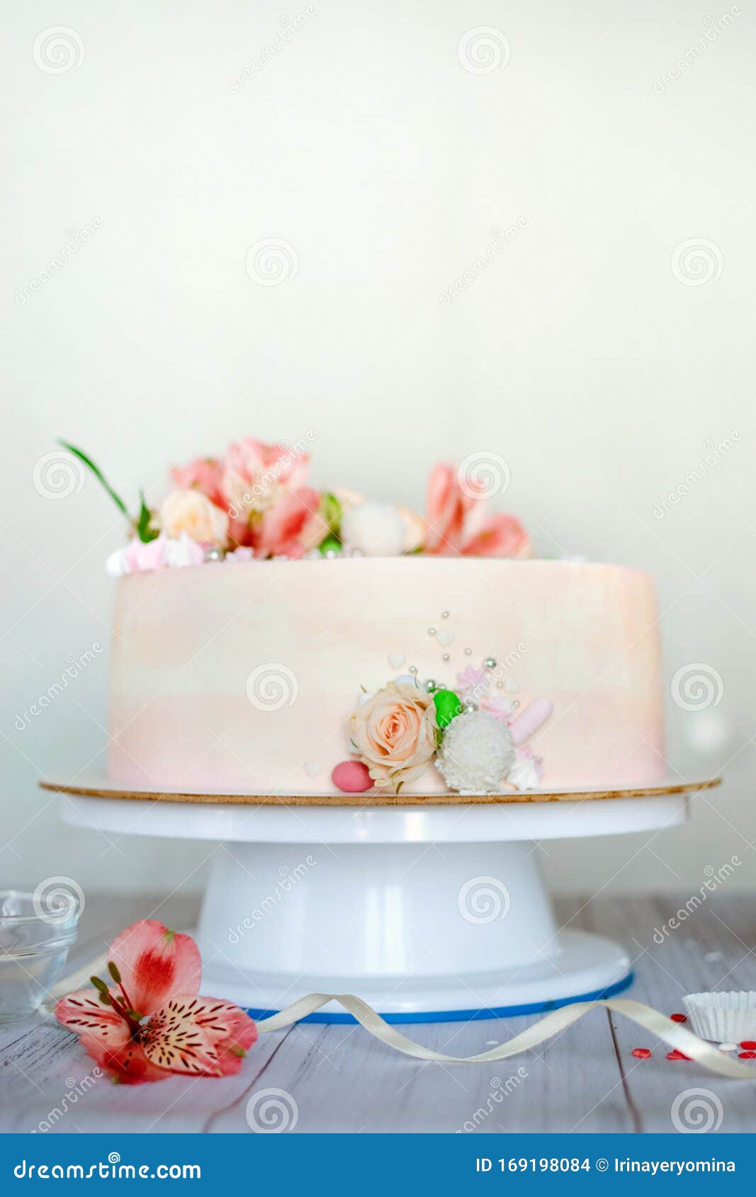 Bolo De Casamento Rosa Delicado Com Rosas E Lindas Flores Frescas Naturais  E Lírios Como Colocar Flores Frescas Em Um Bolo De but Foto de Stock -  Imagem de detalhes, flor: 169198006