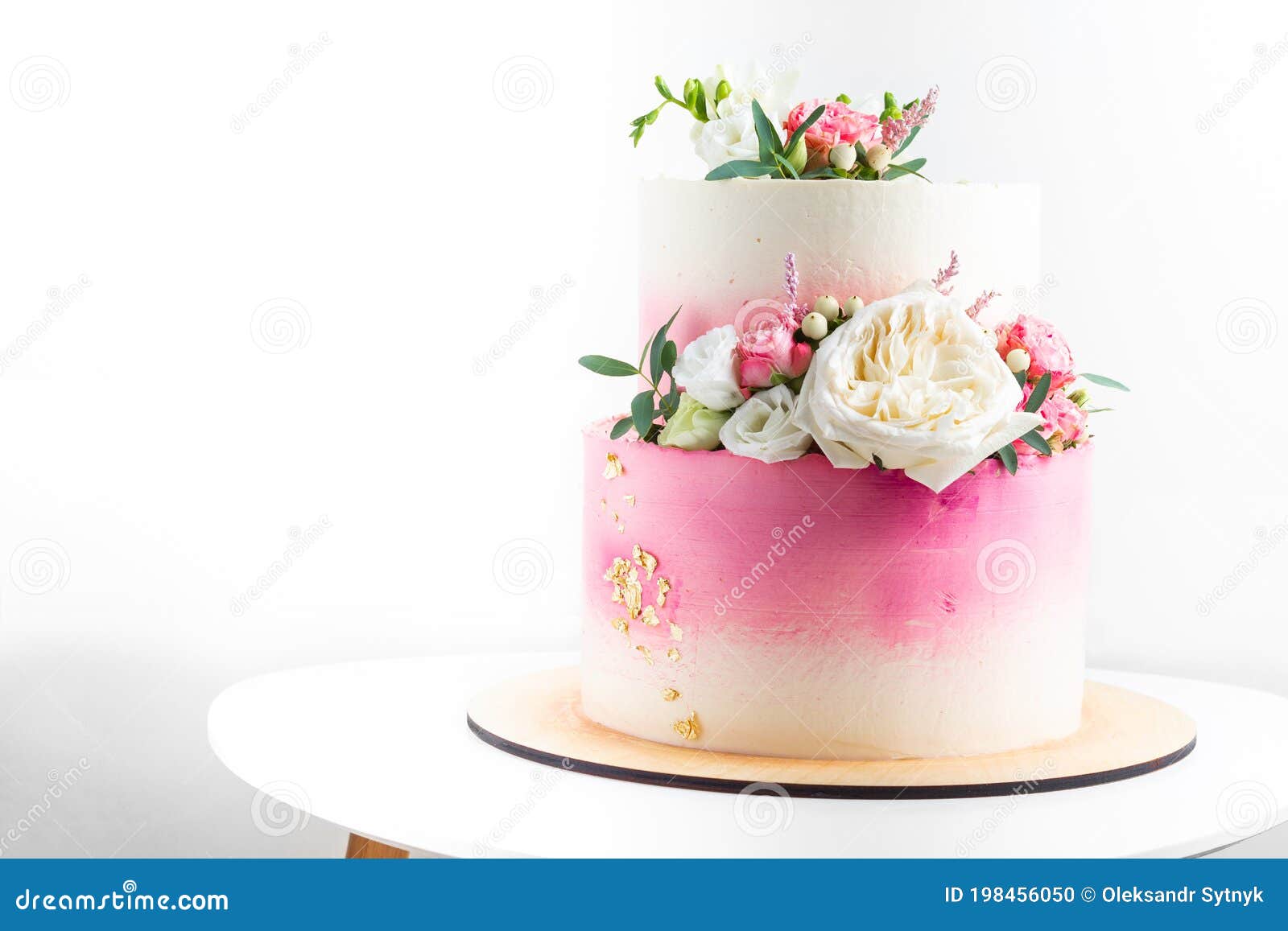 Bolo De Casamento Rosa Delicado Com Rosas E Lindas Flores Frescas Naturais  E Lírios Como Colocar Flores Frescas Em Um Bolo De but Foto de Stock -  Imagem de detalhes, flor: 169198006