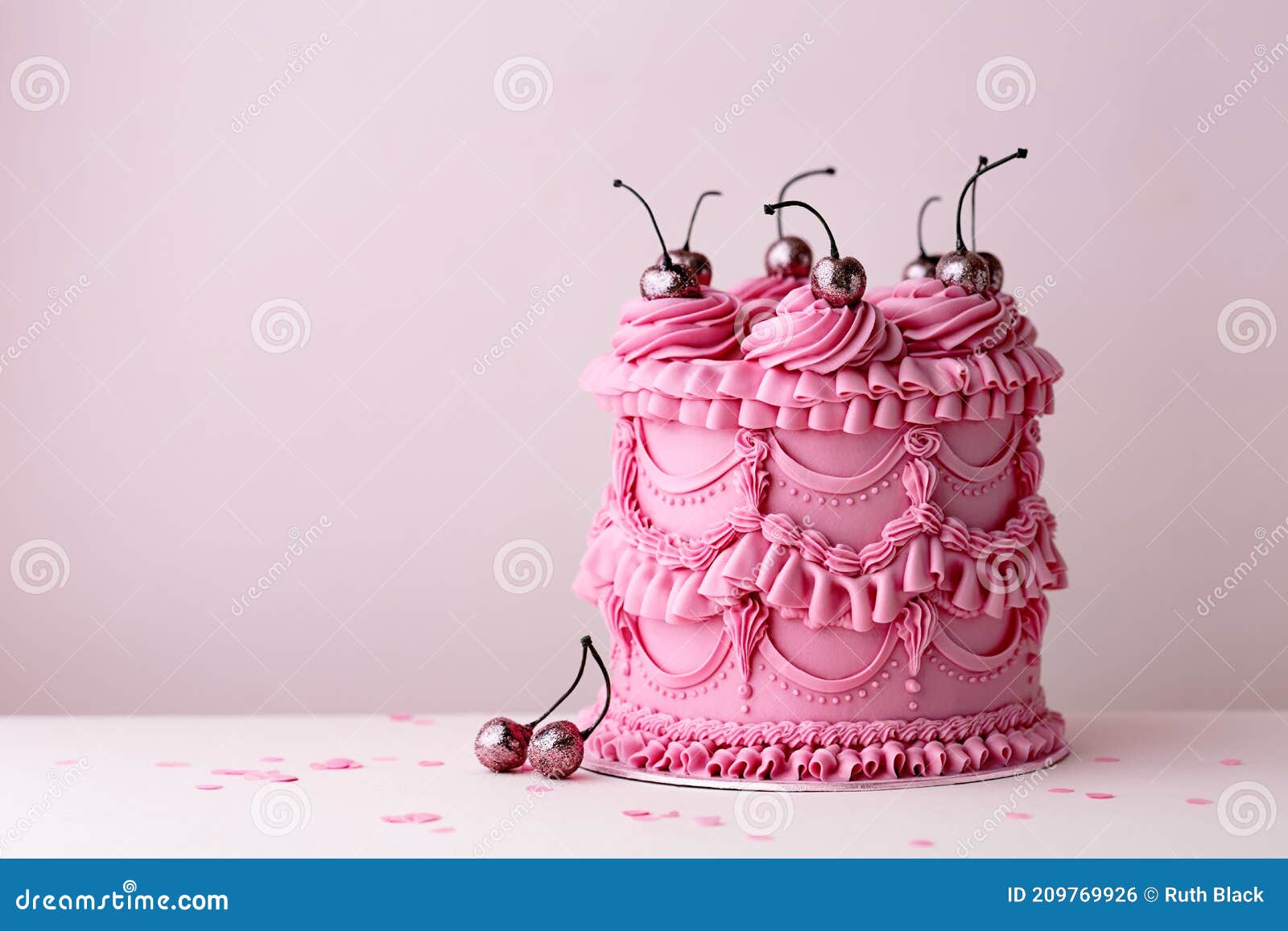 Bolo De Aniversário Rosa Com Gelado De Borboletas E Borboletas