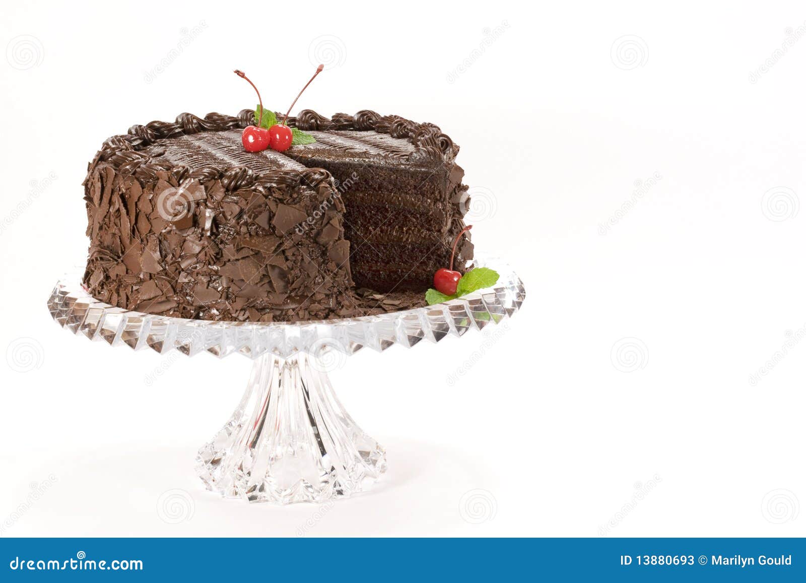 Bolo De Chocolate Russo Tradicional Coberto Com Vidros De Chocolate E  Decorado Com Bolas De Gelo Em Fundo Preto Imagem de Stock - Imagem de  delicioso, bolos: 195779197