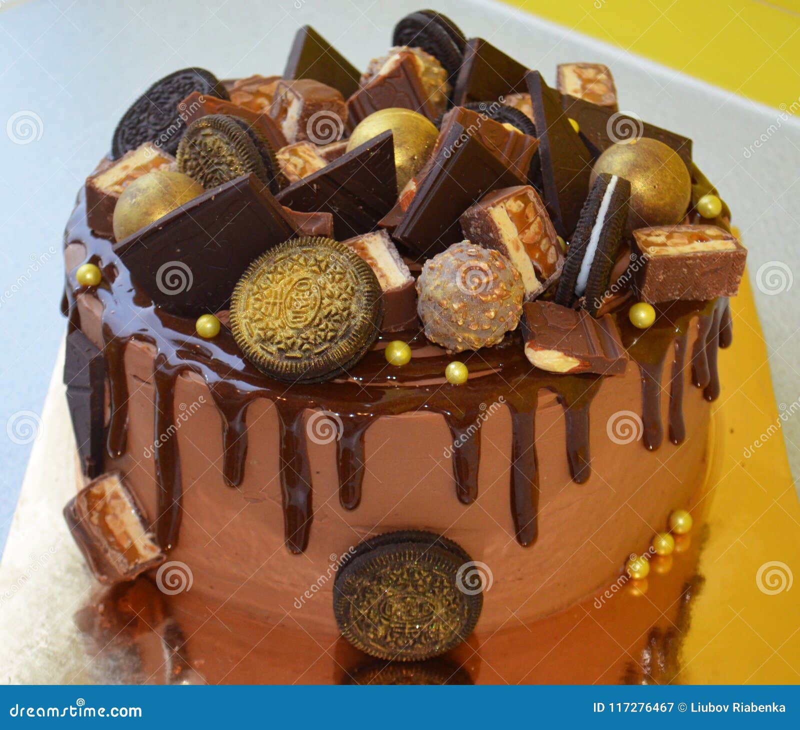 Bolo De Chocolate Russo Tradicional Coberto Com Vidros De Chocolate E  Decorado Com Bolas De Gelo Em Fundo Preto Imagem de Stock - Imagem de  delicioso, bolos: 195779197