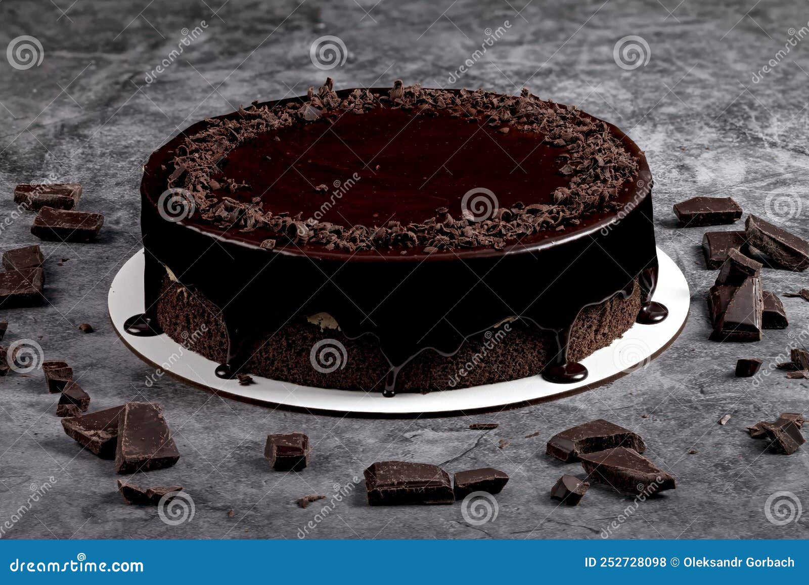 Bolo De Chocolate Russo Tradicional Coberto Com Vidros De Chocolate E  Decorado Com Bolas De Gelo Em Fundo Preto Imagem de Stock - Imagem de  delicioso, bolos: 195779197