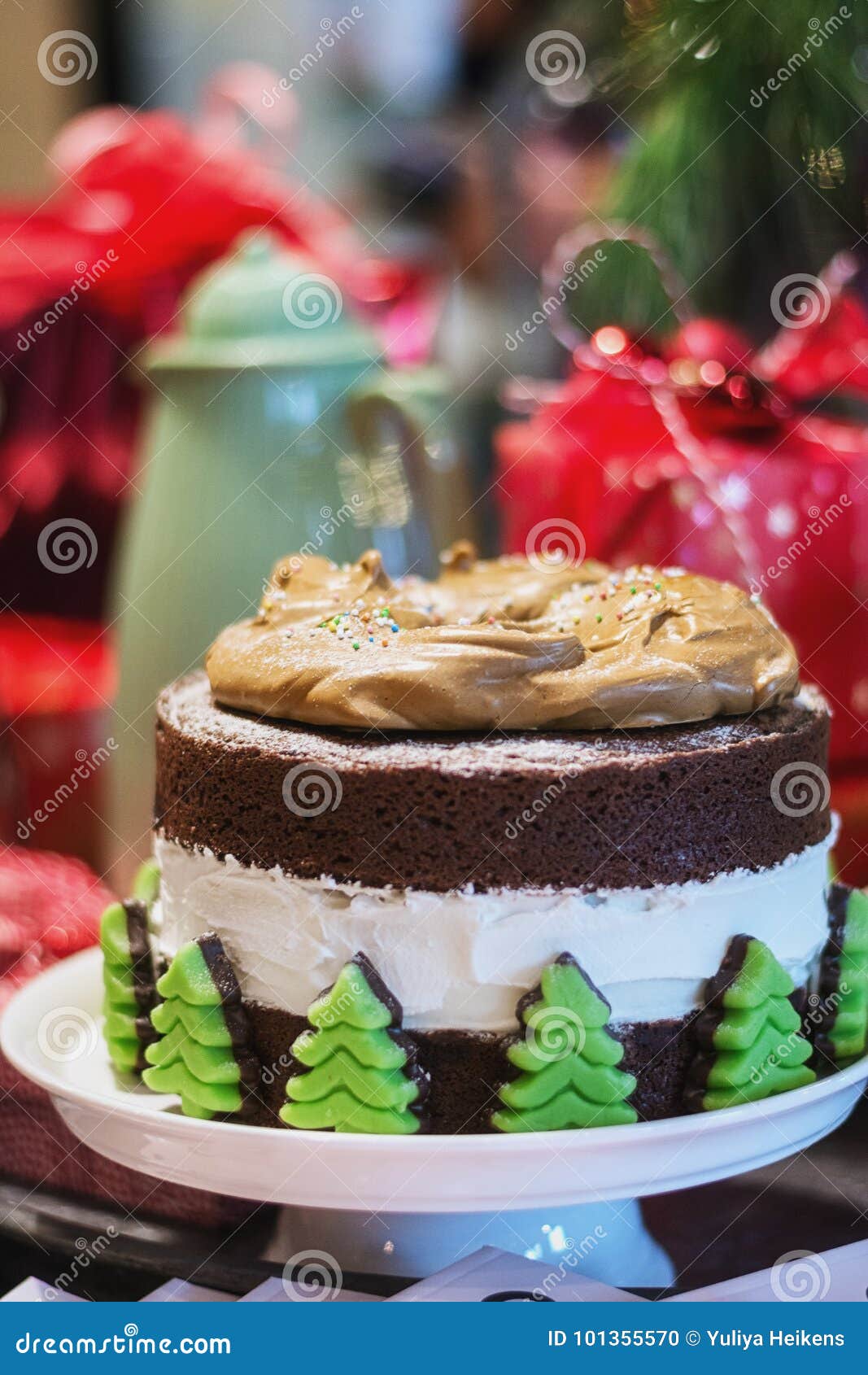 Bolo De Chocolate Delicioso Decorado Com As árvores De Natal Do Maçapão  Foto de Stock - Imagem de sobremesa, gourmet: 101355570