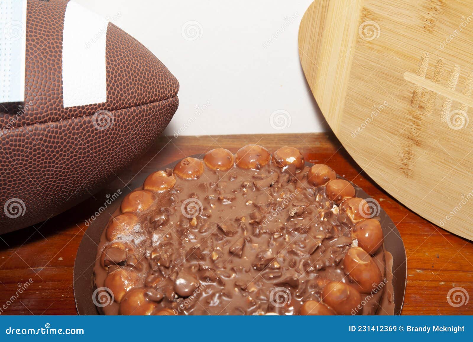 Bolo De Chocolate Durante a Temporada De Futebol Imagem de Stock