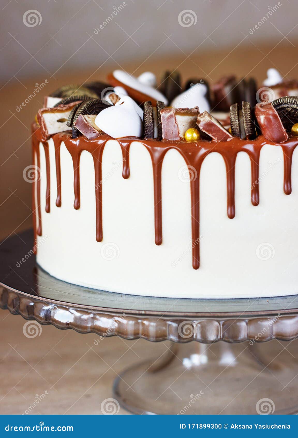 Bolo De Chocolate Estiloso Masculino Com Gelo Perfurado a Borda Foto de  Stock - Imagem de torta, vida: 171899300