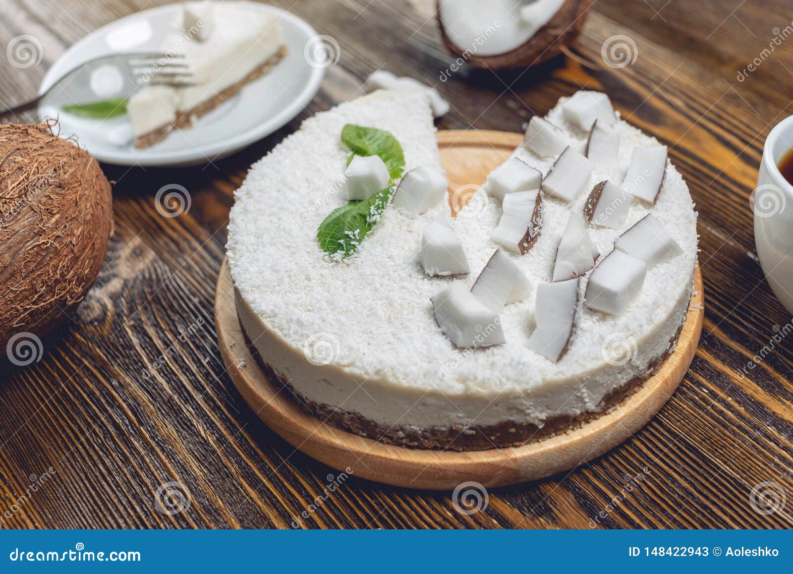 Detalhes Decorativos De Um Bolo De Aniversário Feito Para Garotinha Em Azul  E Branco Imagem de Stock - Imagem de padaria, delicioso: 239592891