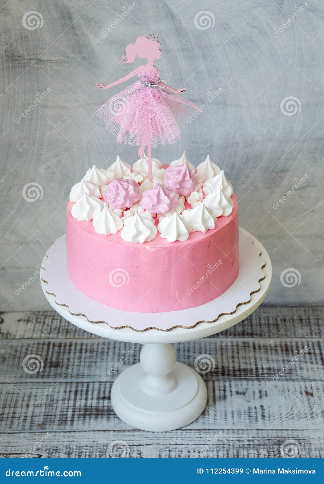 Bolo De Creme Cor-de-rosa Bonito Com Uma Decoração Do Chapéu De Coco Da  Princesa Imagem de Stock - Imagem de delicioso, romance: 112254399