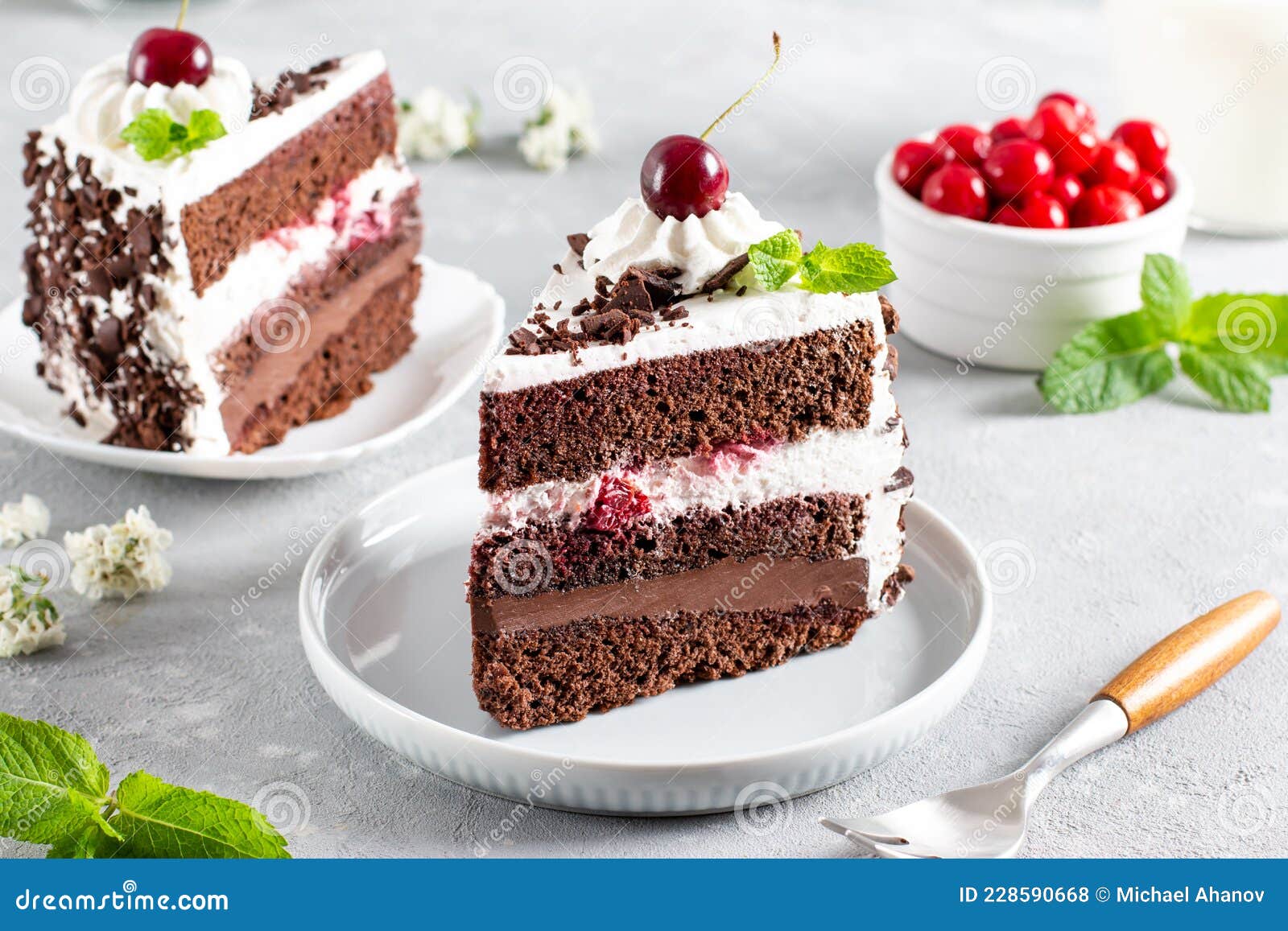 Bolo de Decoração Masculino Gordo com Chantilly e Colocando Cereja no Topo,  Banco de Video - Envato Elements