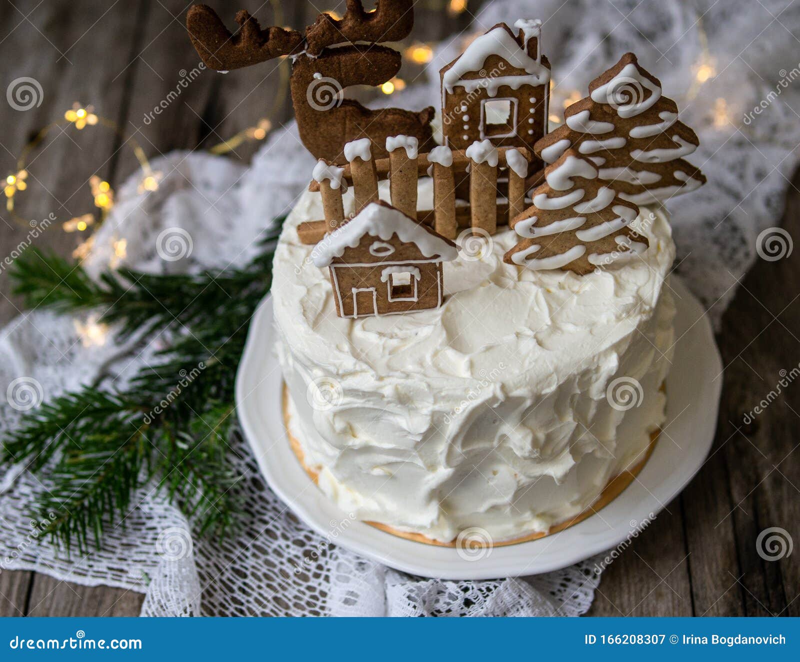 Bolo De Aniversário Decorado Com Biscoitos De Pão-de-gengibre Na Forma De  Personagens De Jogos De Computador Online. Entre Nós. Bo Foto de Stock  Editorial - Imagem de cosmonauta, vermelho: 240751378