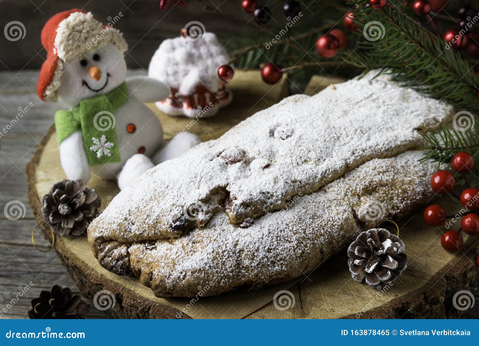 Bolo De Natal Com Frutas Cristalizadas E Decorações De Natal No Toco  Stollen é Um Bolo Tradicional Alemão Imagem de Stock - Imagem de bolo,  ingrediente: 163878465
