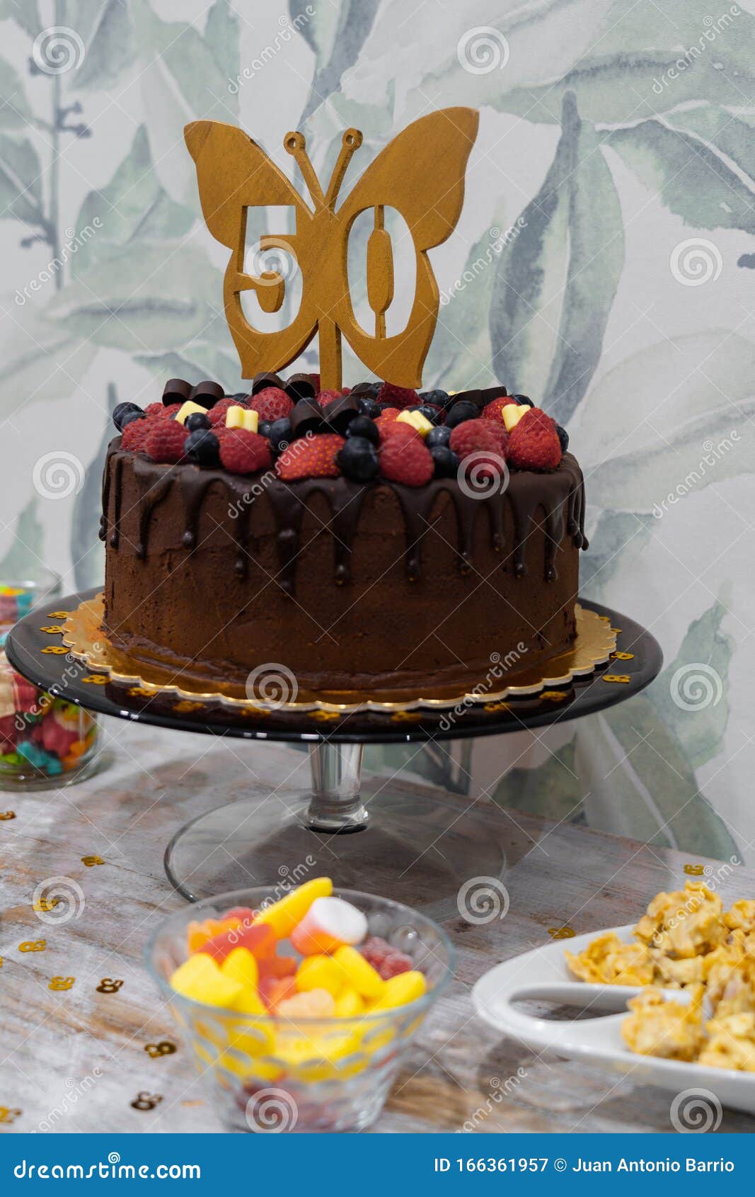 Bolo De 50.o Aniversário Com Chocolate, Morangos E Mirtilos Imagem de Stock  - Imagem de nascimento, indulgência: 166361957