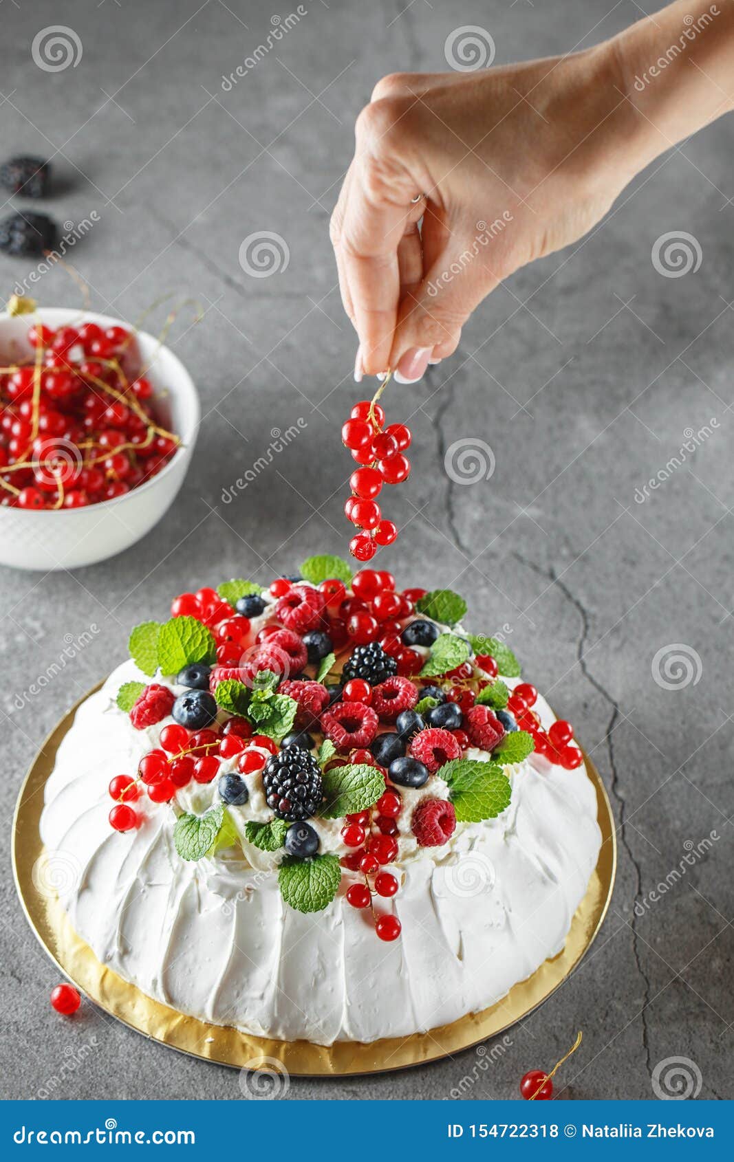 Detalhes Decorativos De Um Bolo De Aniversário Feito Para Garotinha Em Azul  E Branco Imagem de Stock - Imagem de padaria, delicioso: 239592891