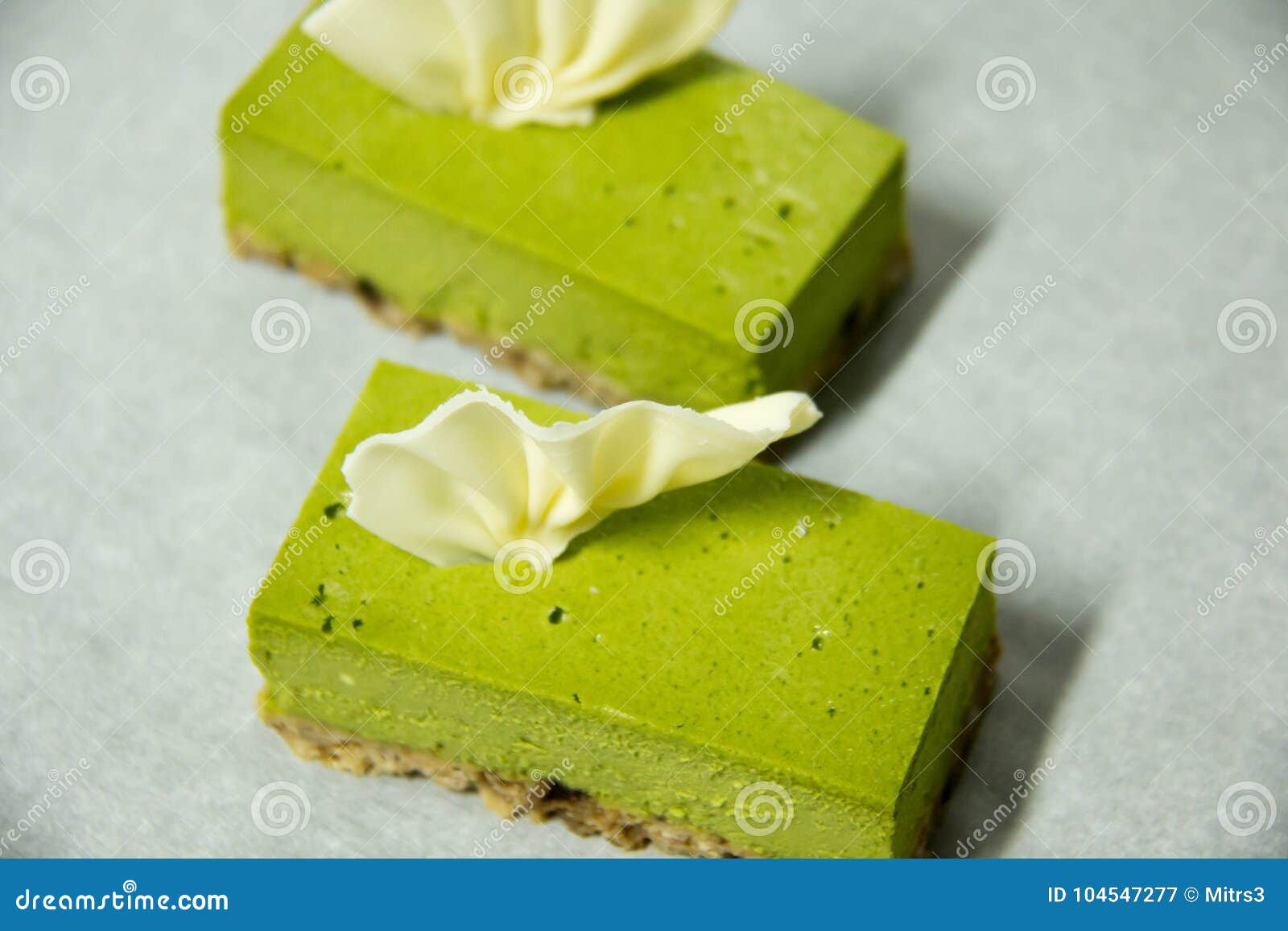 Sobremesa do bolo de queijo do chá verde no Livro Branco