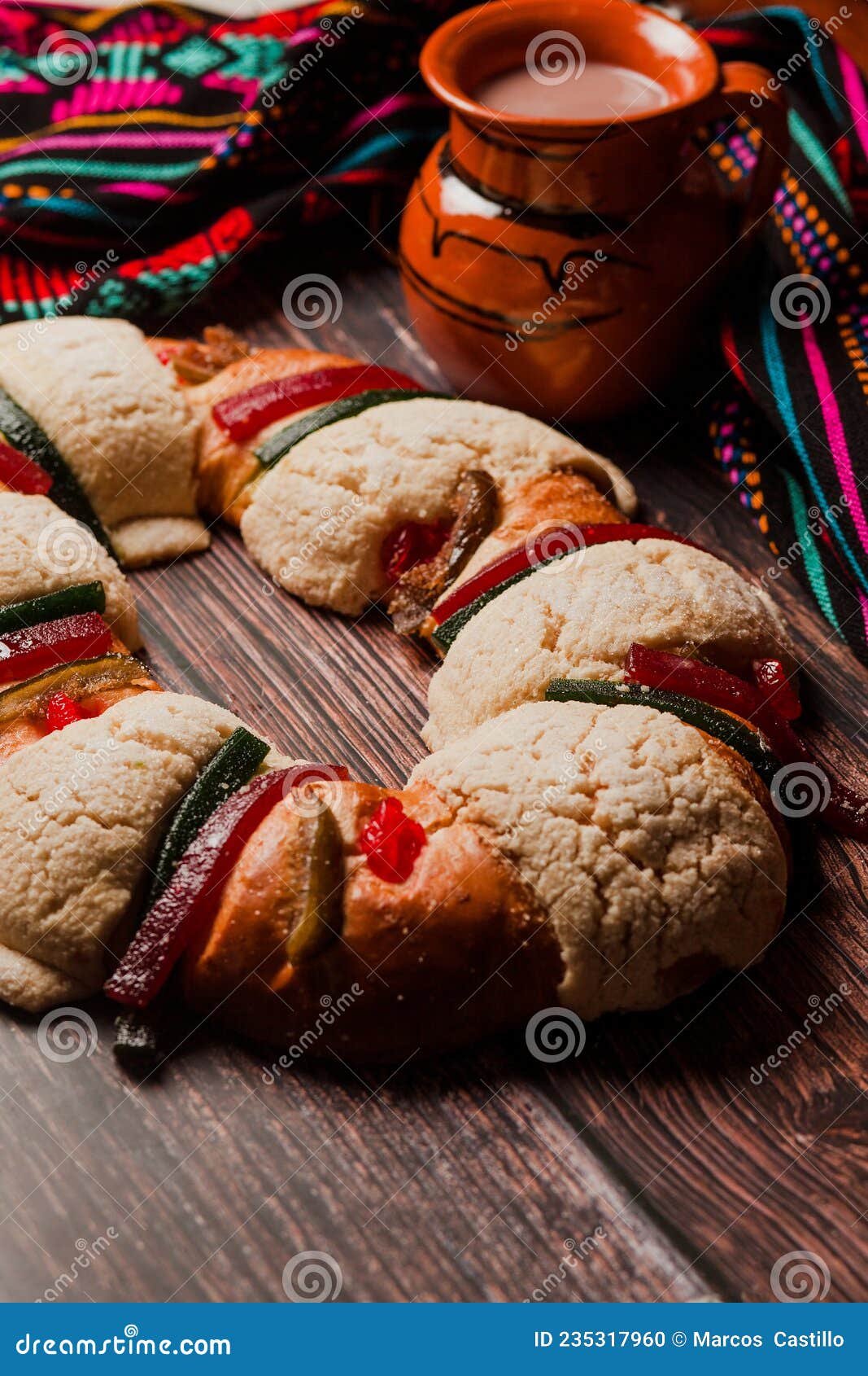 Bolo De Rosca De Reyes Ou Epifania E Caneca De Argila De Chocolate Quente  Mexicano Sobre Uma Mesa De Madeira No México Na América Foto de Stock -  Imagem de reis, cozido