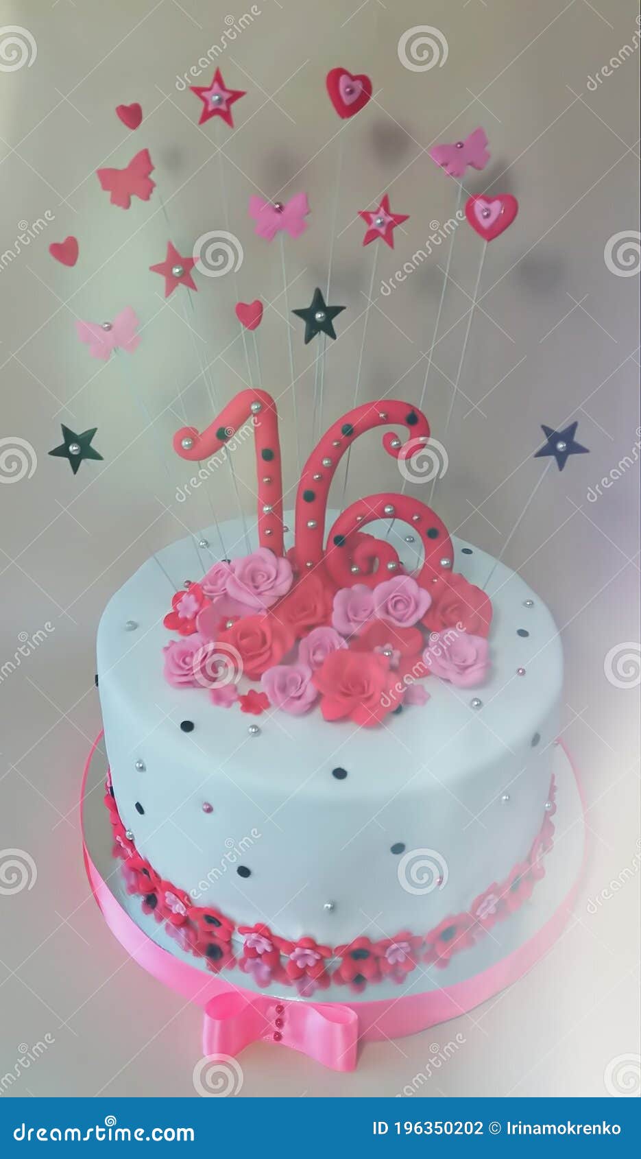 Feminino mão decorando o bolo de aniversário de casamento flor rosa no  carrinho.