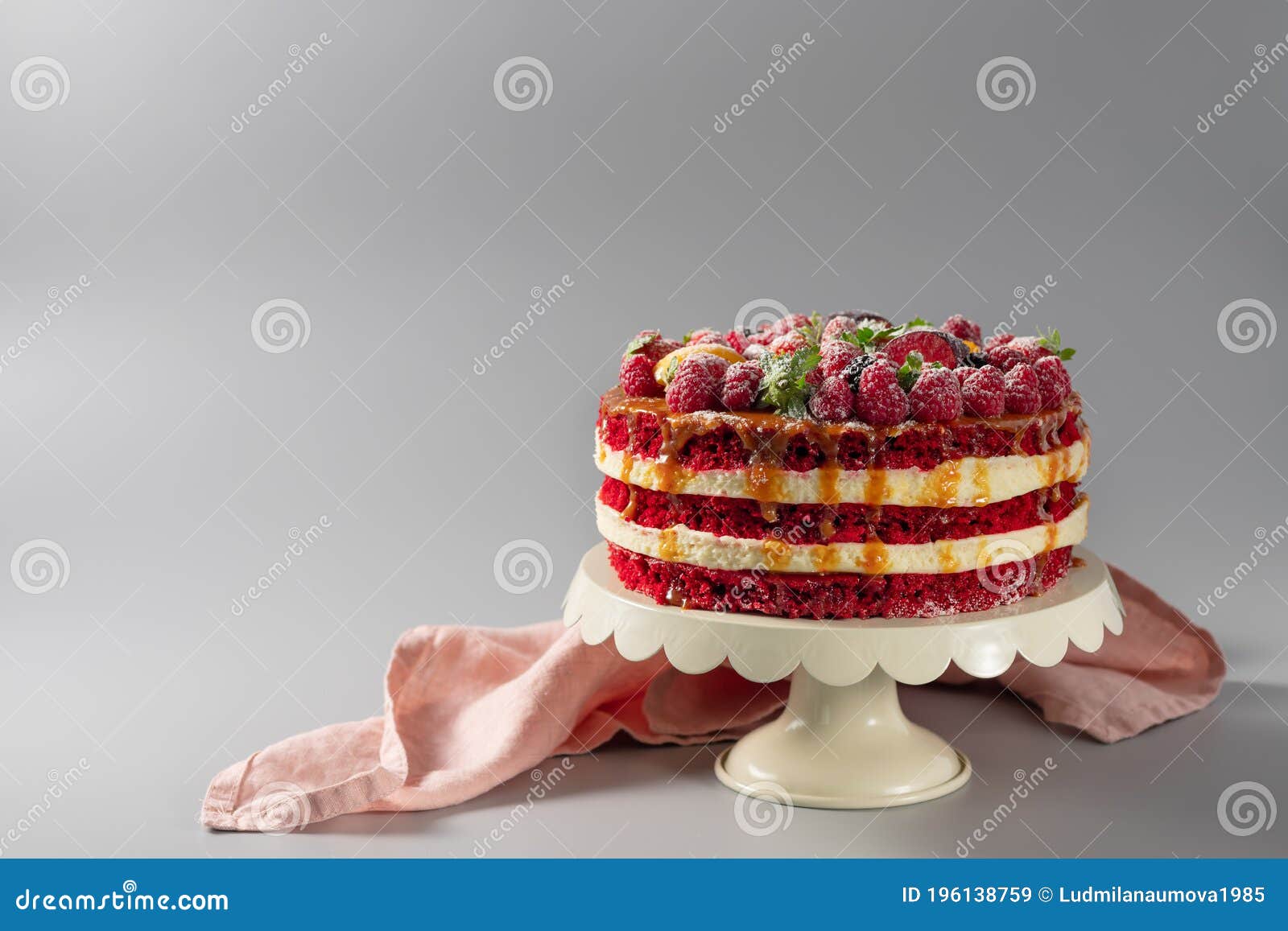 Bolo de aniversário de veludo vermelho lindo decorado com rosas