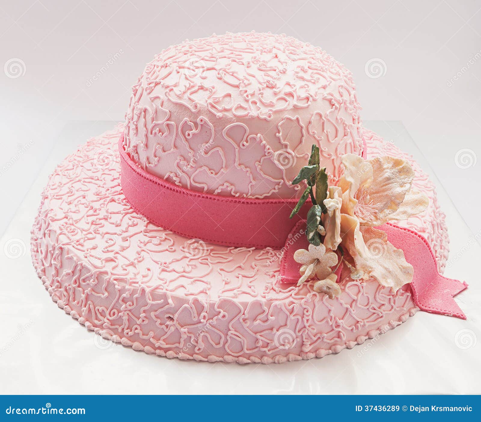 Bolo De Creme Cor-de-rosa Bonito Com Uma Decoração Do Chapéu De Coco Da  Princesa Imagem de Stock - Imagem de delicioso, romance: 112254399