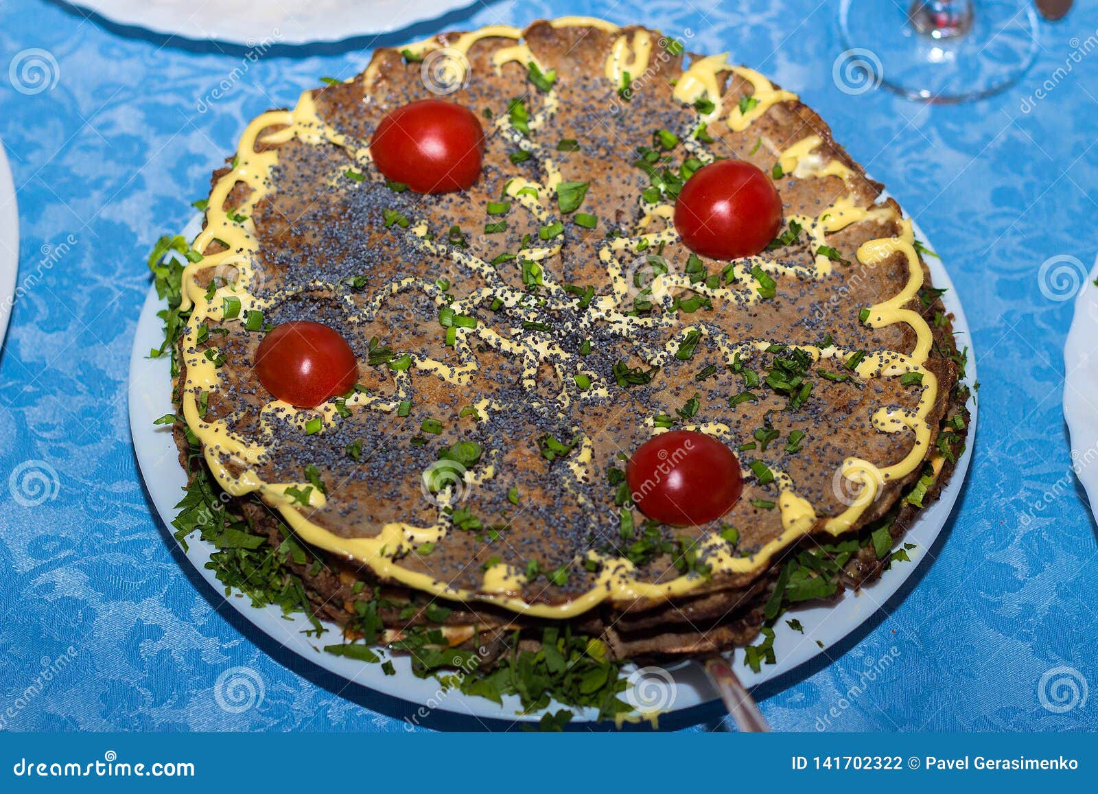 Bolo Do Fígado Decorado Com Fatias De Tomates De Cereja Foto de Stock -  Imagem de torta, dieta: 141702322