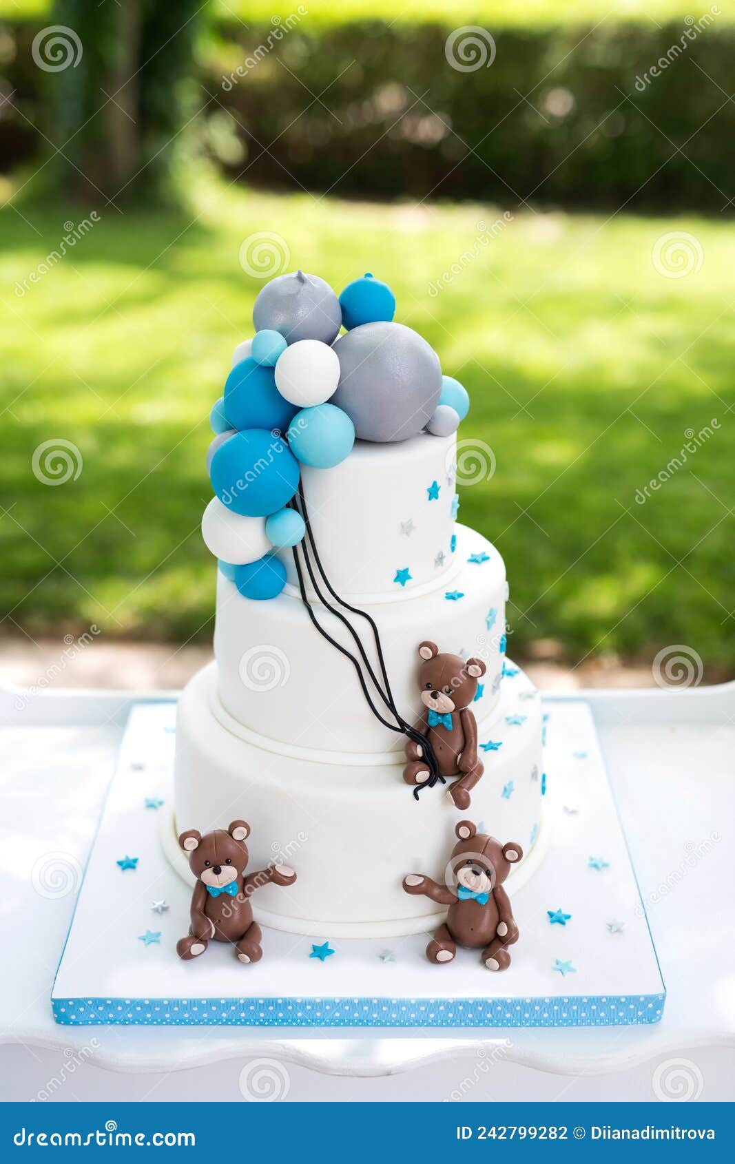 Bolo azul lindo para o aniversário das crianças