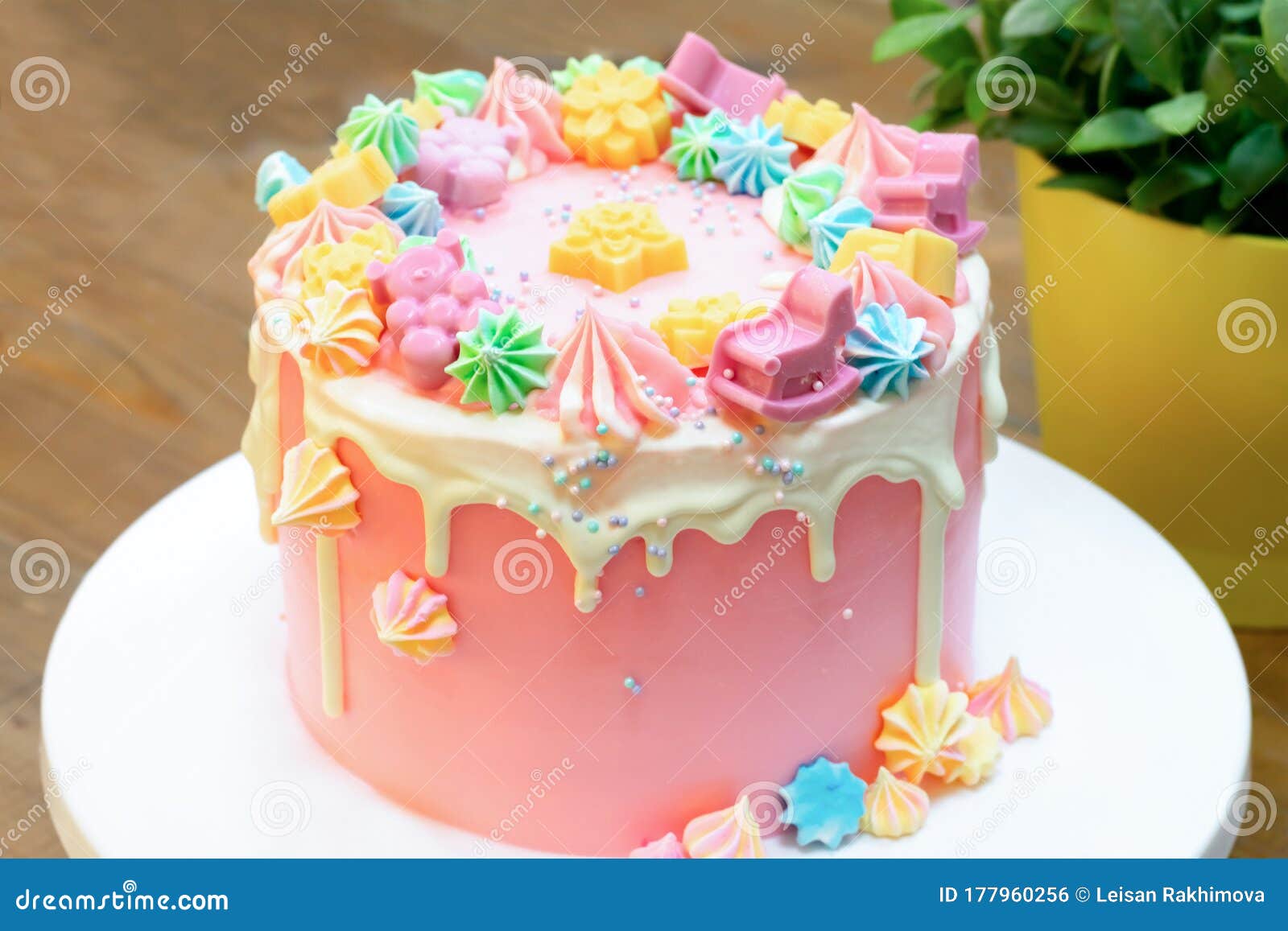 Bolo De Rosa Creme Azul Com Fundo Branco Para Comemoração De Aniversário.  Imagem de Stock - Imagem de pastelaria, feriado: 243237373