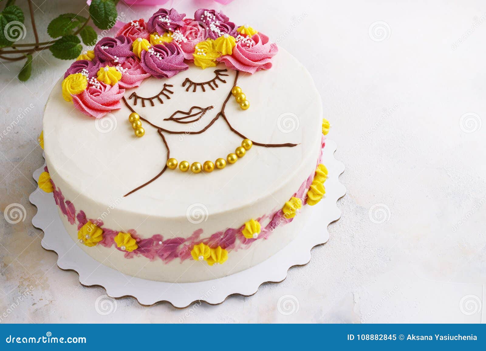 Bolo Festivo Com Flores Creme E Rosto Feminino Sobre Fundo Leve