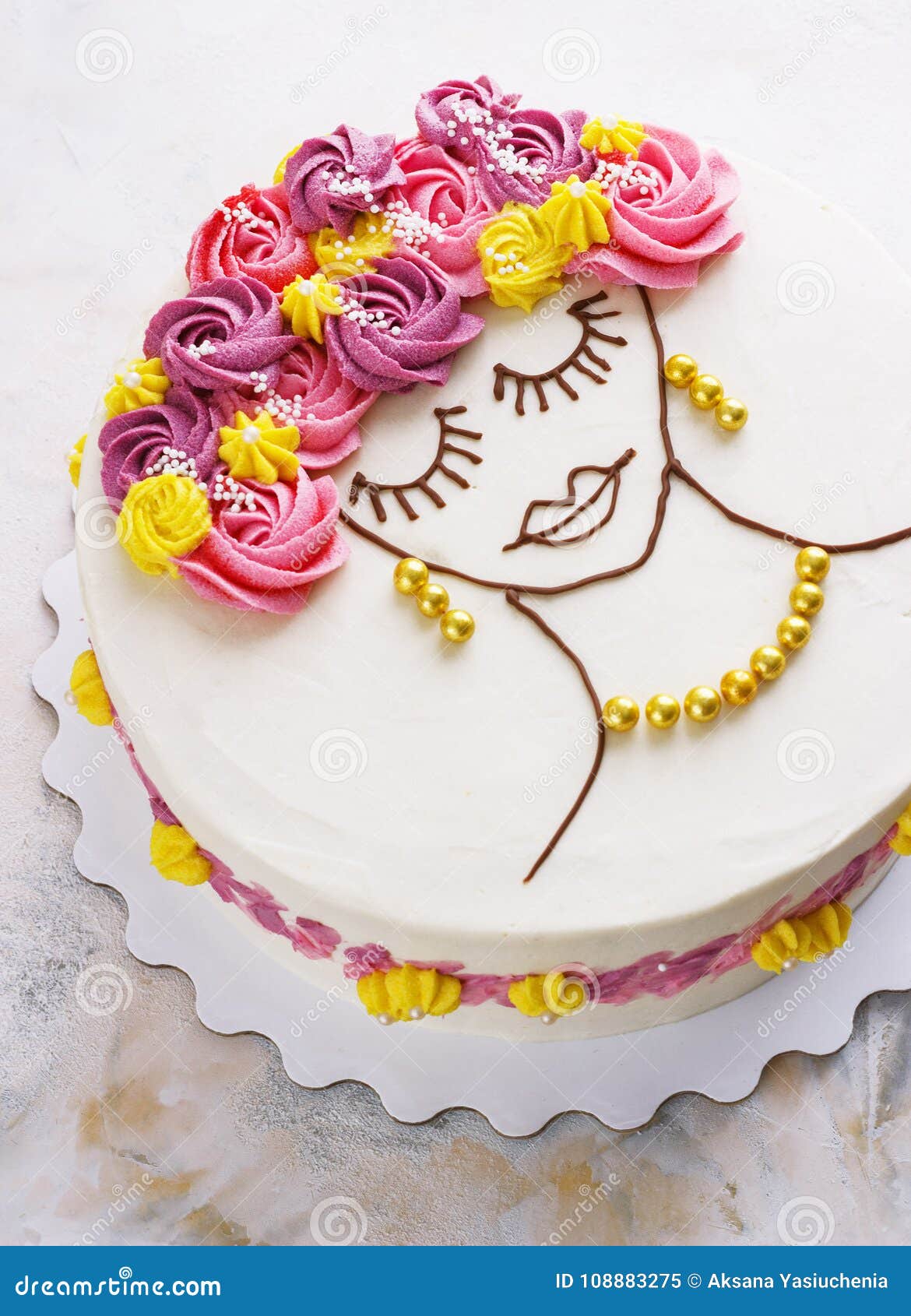 Bolo Festivo Com Flores Creme E Rosto Feminino Sobre Fundo Leve