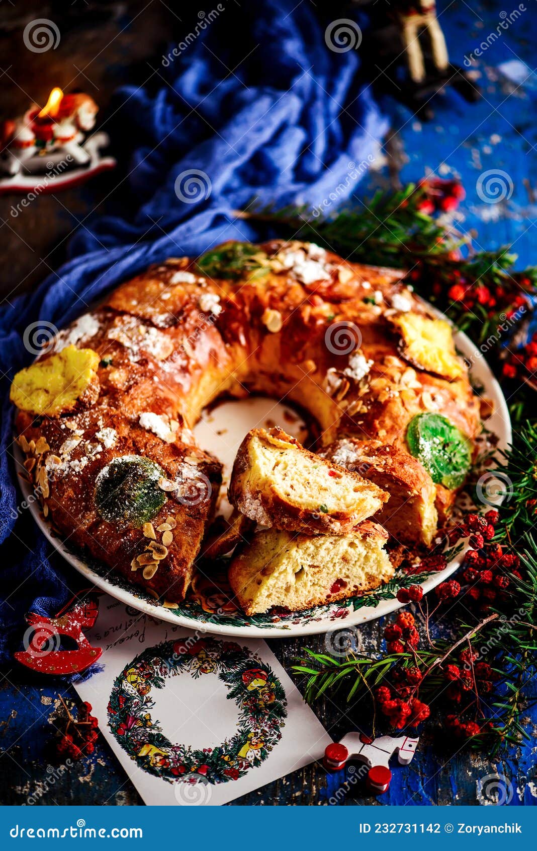 Bolo Rei Traditionnel Gâteau De Noël Portugais Sur Fond De Noël