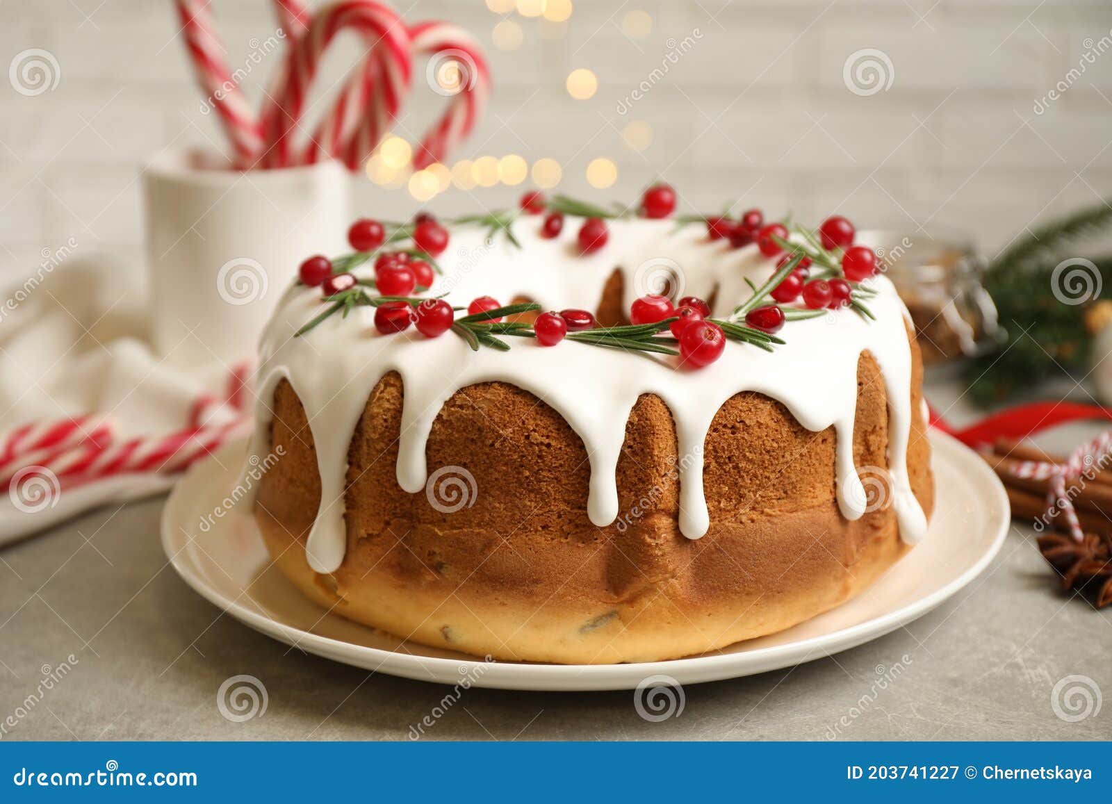 Bolo Tradicional De Natal Com Sementes De Romã E Rosmaninho De  Amora-framboesa E Mesa Cinzenta-clara Imagem de Stock - Imagem de torta,  padaria: 203741227