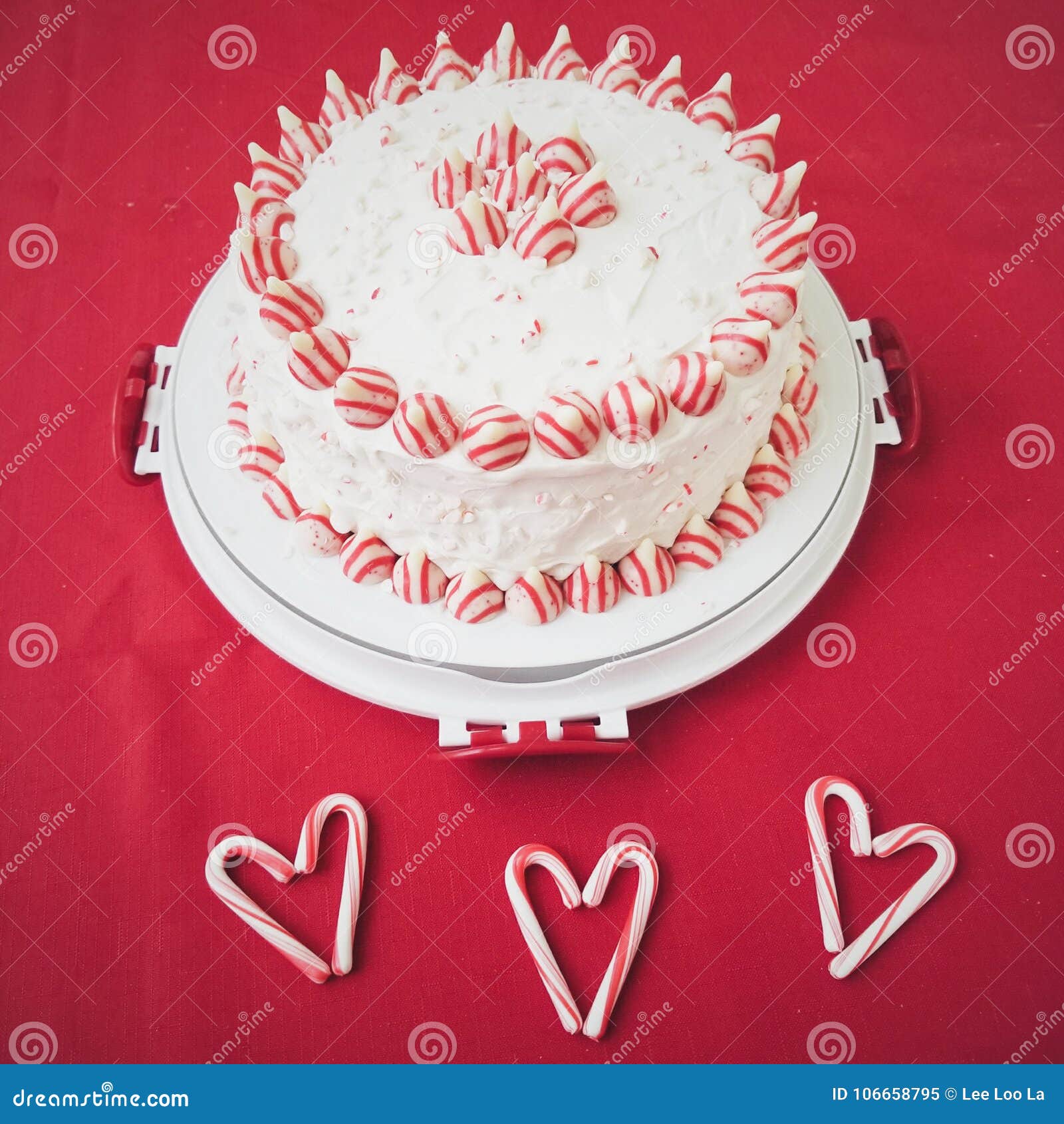 Bolo Vermelho E Branco Do Natal Do Feriado Imagem de Stock - Imagem de branco, vermelho: 106658795 Bolo Vermelho E Branco Do Natal Do Feriado Imagem de Stock - Imagem de branco, vermelho: 106658795