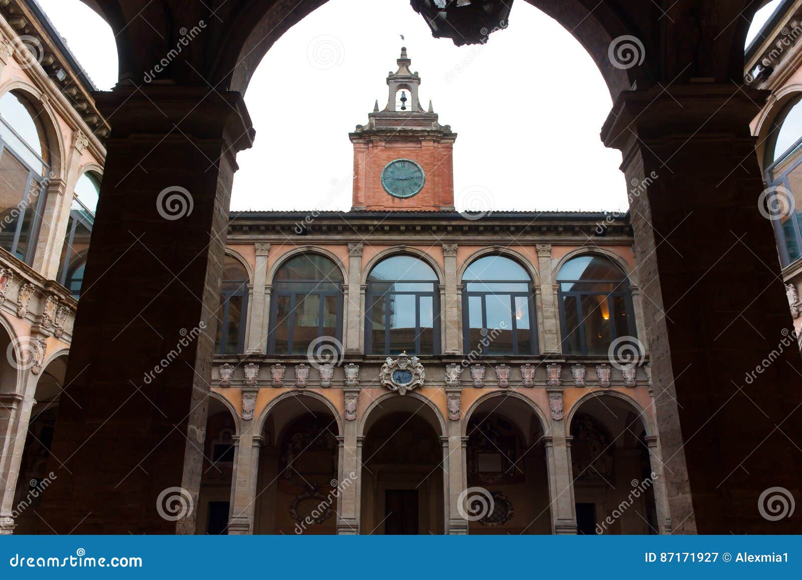 Самые первые университеты появились в. Болонский университет Италия 1088. Болонья дворец Архигимназии. Болонский университет Италия эпоха Возрождения. Болонский университет (Италия) викивей.