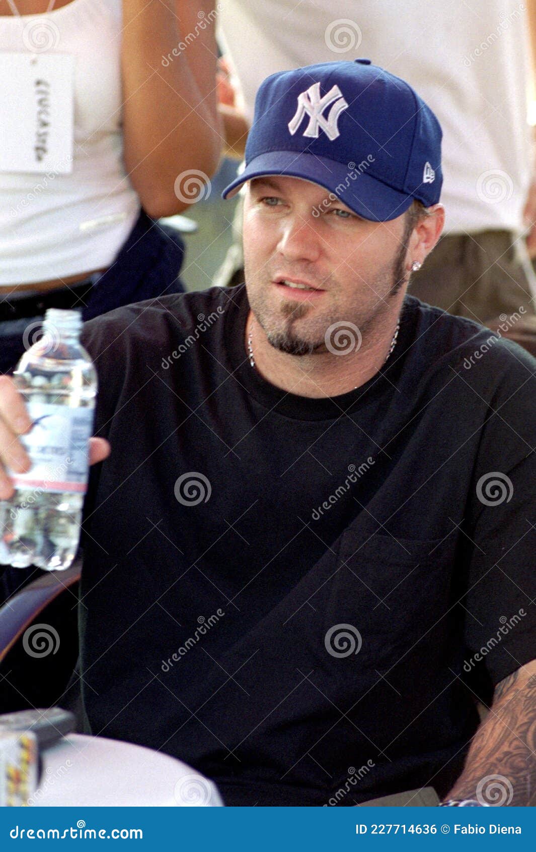 Limp Bizkit,Fred Durst Drinking Water Editorial Photo - Image of gold,  bill: 227714636