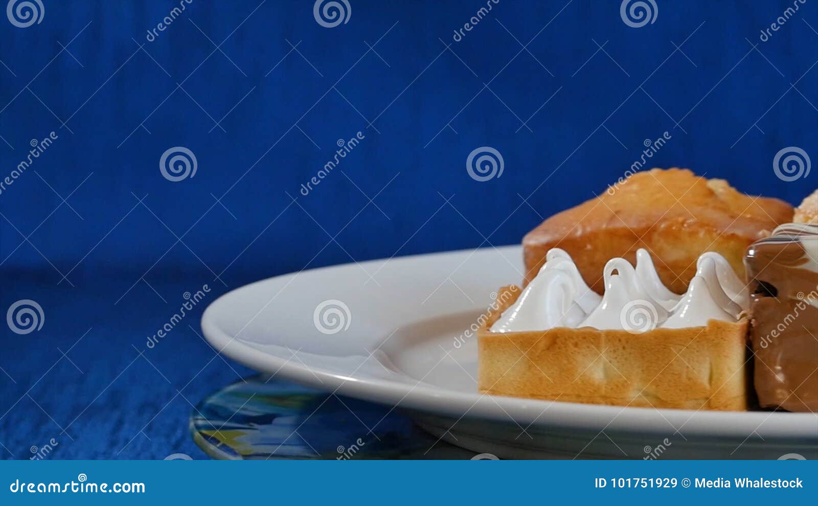 Bolos com cereja em uma placa branca em placas de madeira Pastelarias diferentes Bolos HD