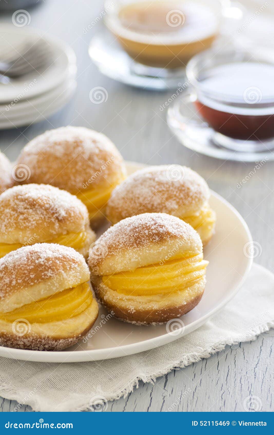 bolas de berlim, a portuguese pastry