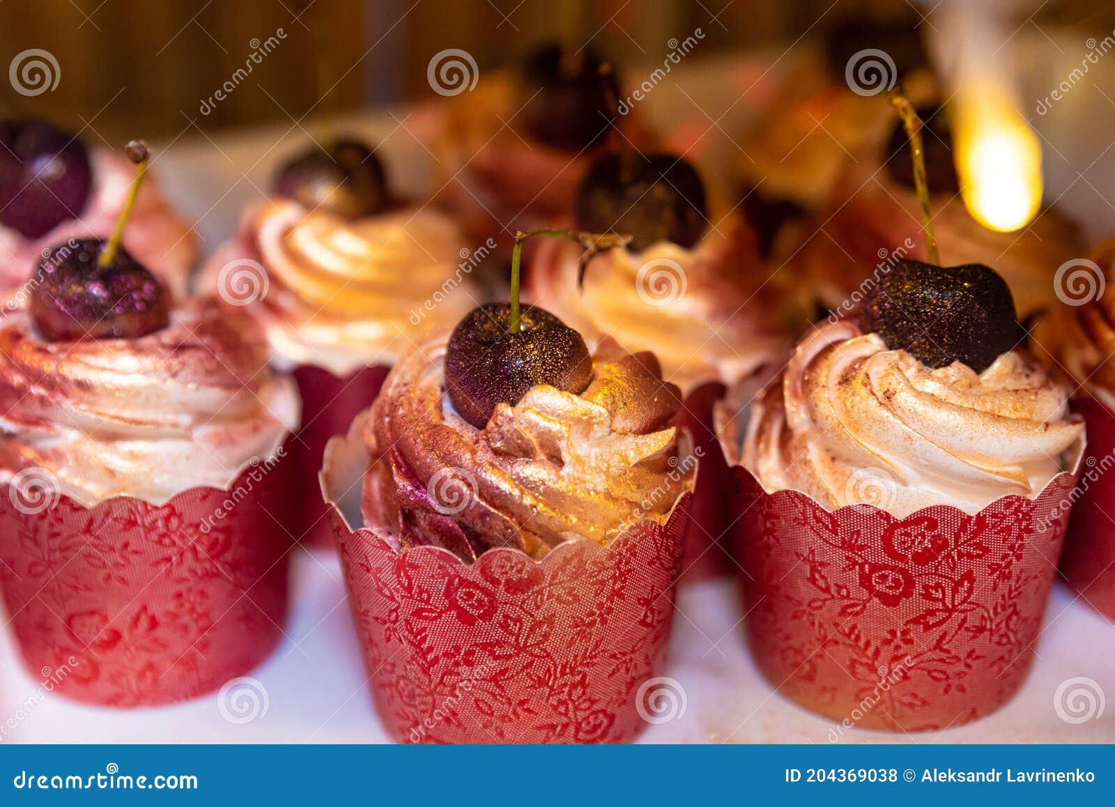 Bolos De Chocolate Vermelho-dourado Com Cereja Foto de Stock - Imagem de  bolinhos, preto: 204369038
