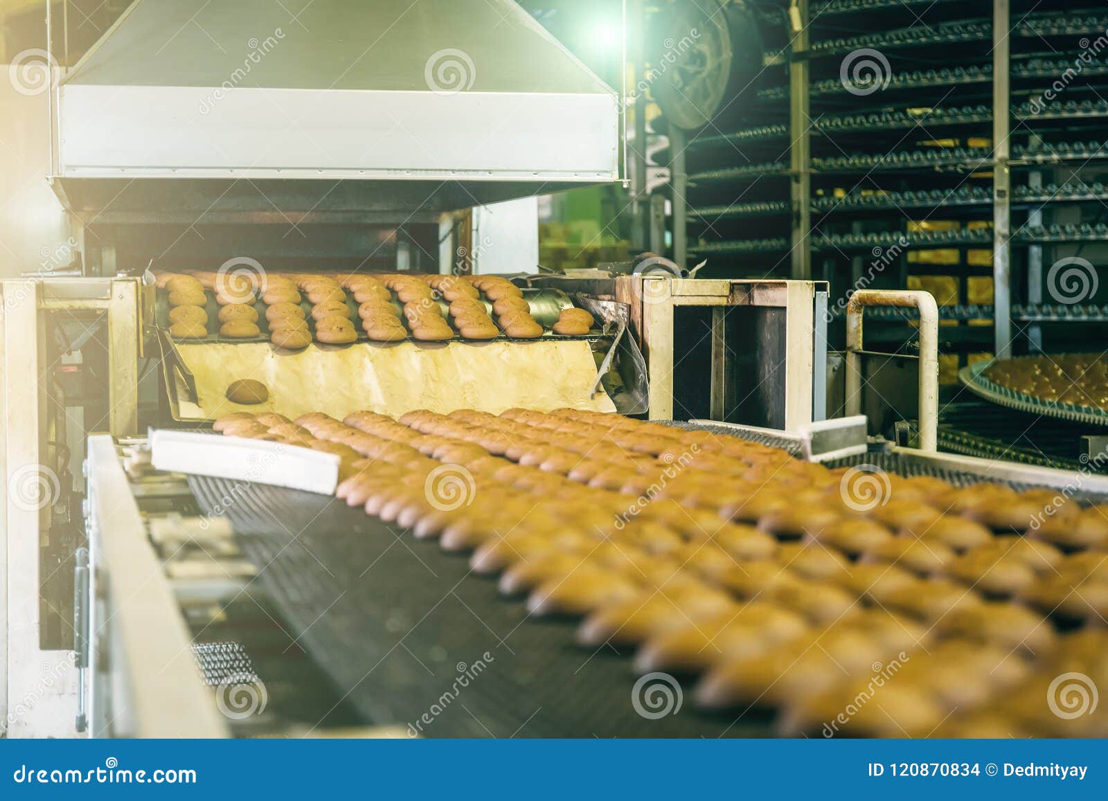 Bolos Da Fábrica De Doces Numa Correia Transportadora. Linha De