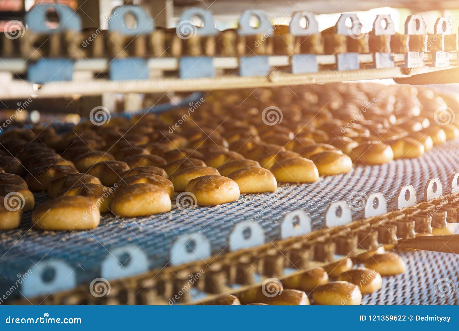 Bolos Da Fábrica De Doces Numa Correia Transportadora. Linha De