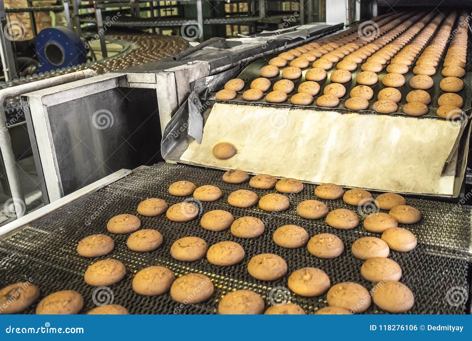 Bolos Da Fábrica De Doces Numa Correia Transportadora. Linha De