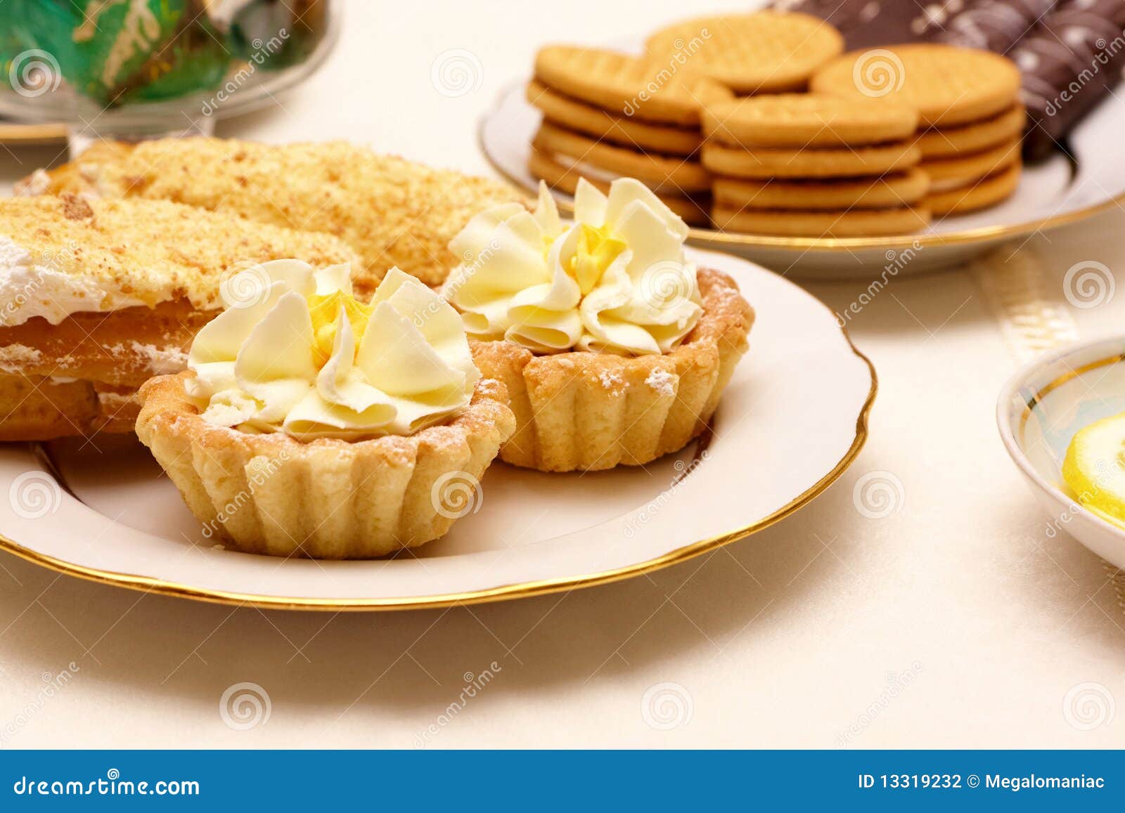 Jogo de chá da tarde com mini bolo de tiramisu e bolo de chocolate