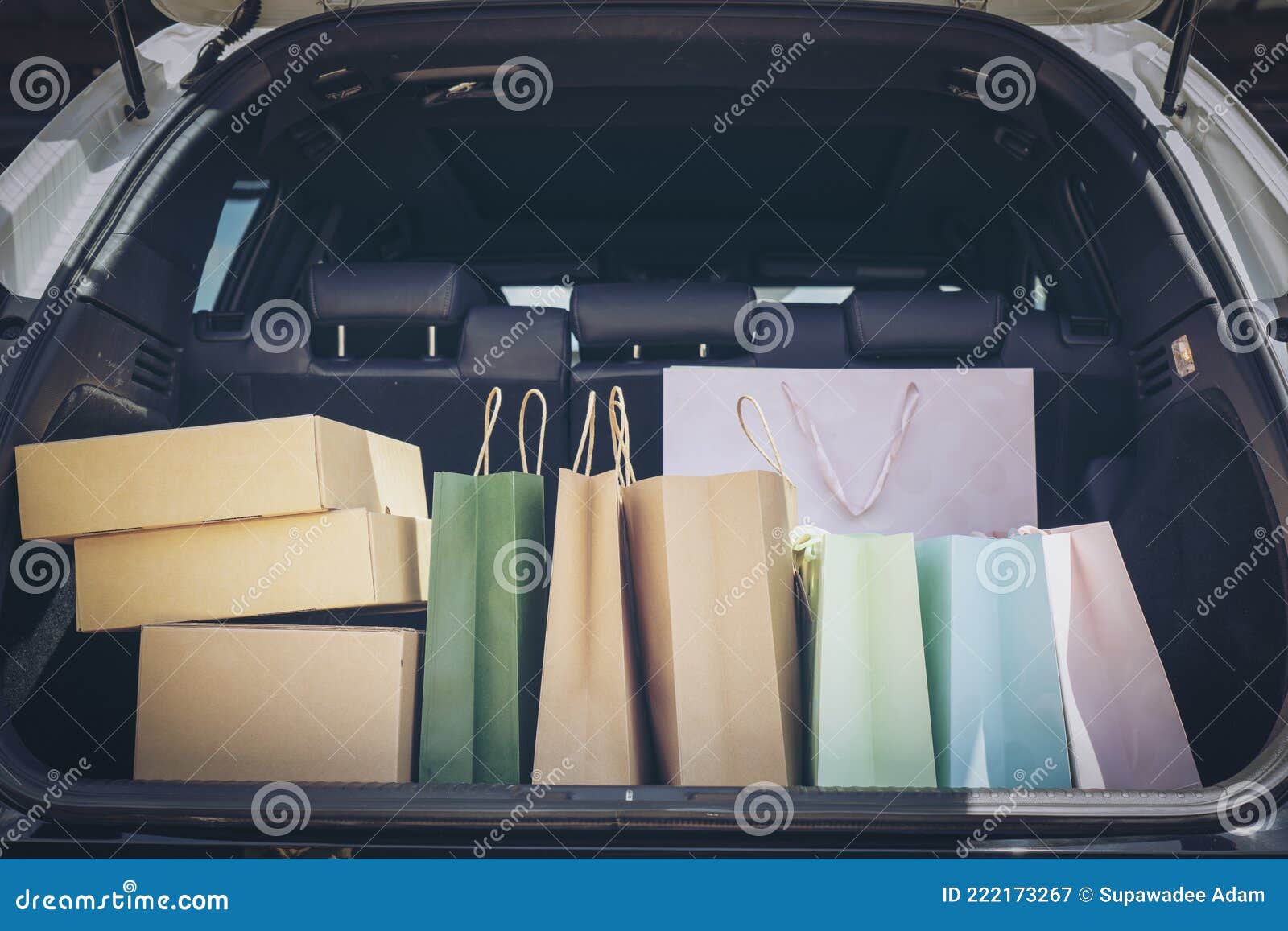 Bolsa Colorida Y Caja Marrón En El Almacenamiento Del Maletero Del Coche  Trasero. Adicción a Las Compras Imagen de archivo - Imagen de entregue,  venta: 222173267