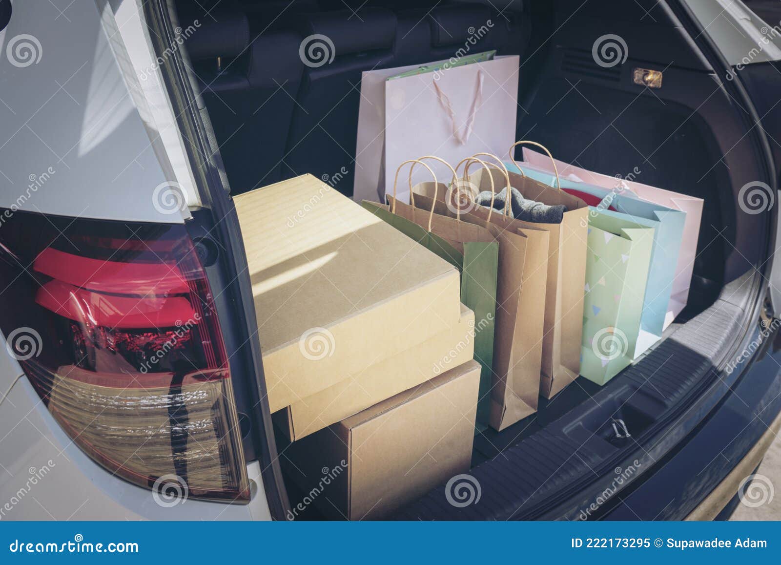 Bolsa Colorida Y Caja Marrón En El Almacenamiento Del Maletero Del Coche  Trasero. Adicción a Las Compras Imagen de archivo - Imagen de salida,  emergencia: 222173295