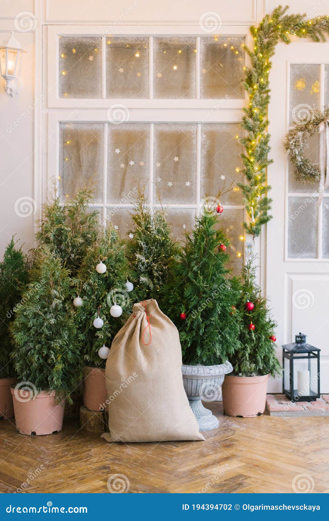 Bolsa Com Presentes De Natal Perto Das Portas De Entrada De Uma Casa Particular Decorada Para O Ano Novo Foto de Stock - Imagem de tapete, saco: 194394702 Bolsa Com Presentes De Natal Perto Das Portas De Entrada De Uma Casa Particular Decorada Para O Ano Novo Foto de Stock - Imagem de tapete, saco: 194394702